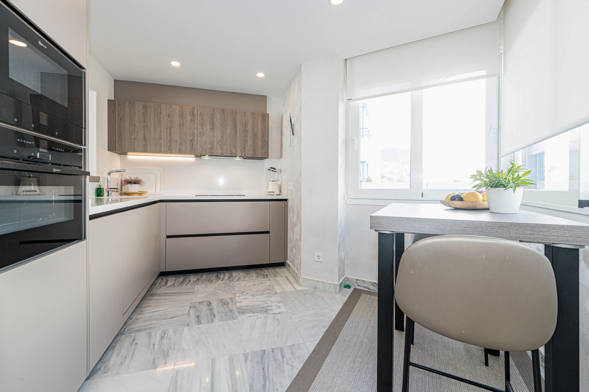 Elegant Beachside Penthouse, Fully Renovated, in the Heart of Marbella second line beach — photo 6