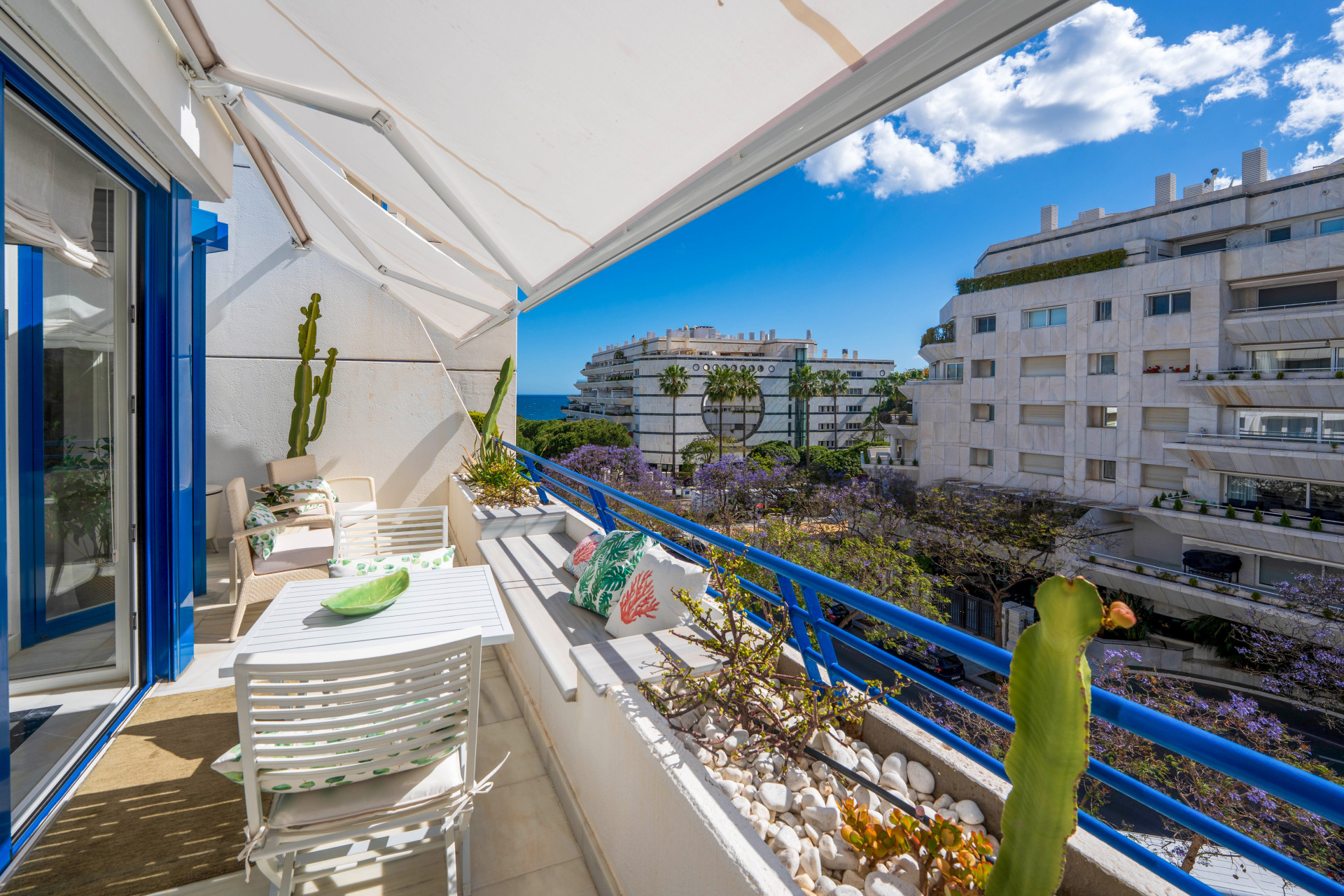 Elegant Beachside Penthouse, Fully Renovated, in the Heart of Marbella second line beach — photo 3