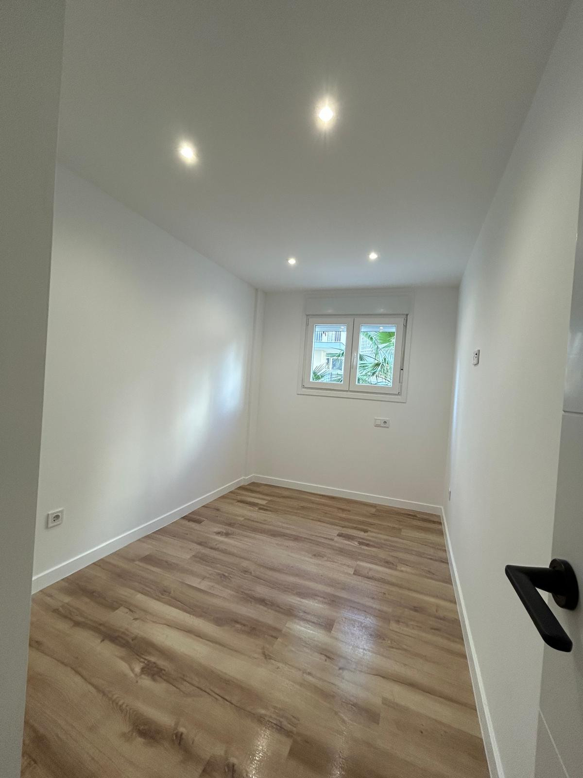 Presenting a bright and beautifully maintained apartment in the highly sought-after area of Torreblanca.