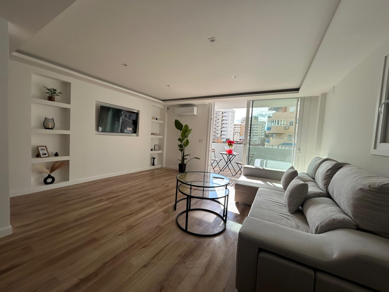 Presenting a bright and beautifully maintained apartment in the highly sought-after area of Torreblanca.