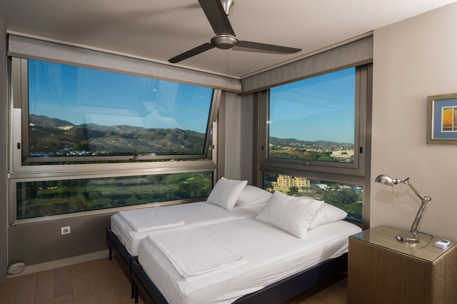 Unique 200 m² flat with panoramic views of the sea and golf course