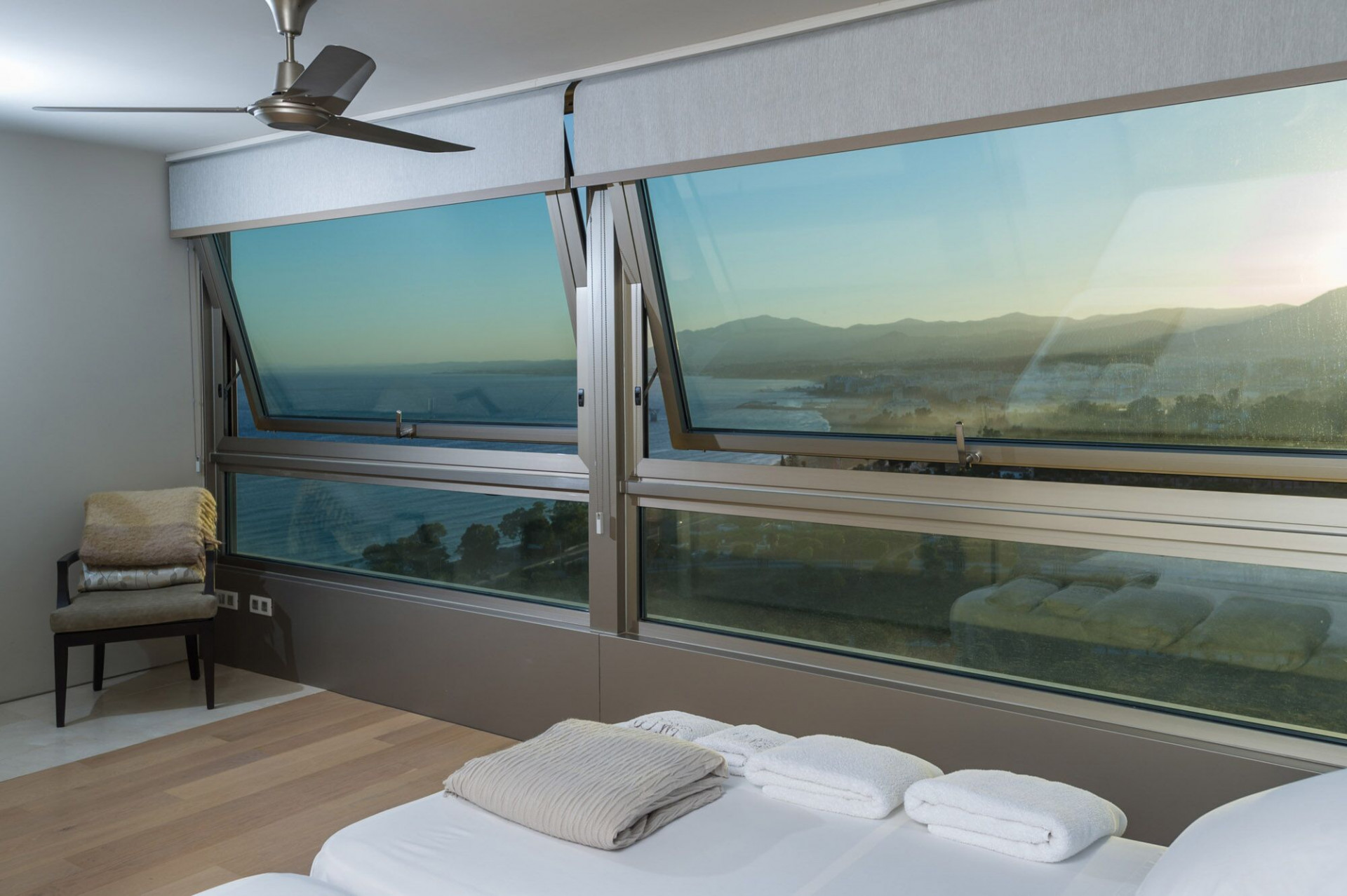 Unique 200 m² flat with panoramic views of the sea and golf course