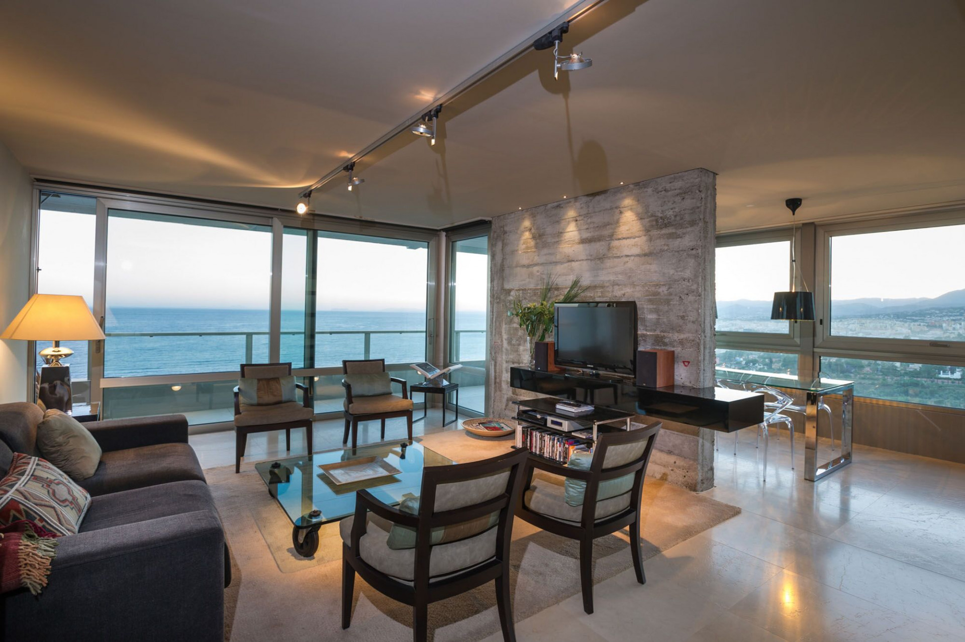 Unique 200 m² flat with panoramic views of the sea and golf course