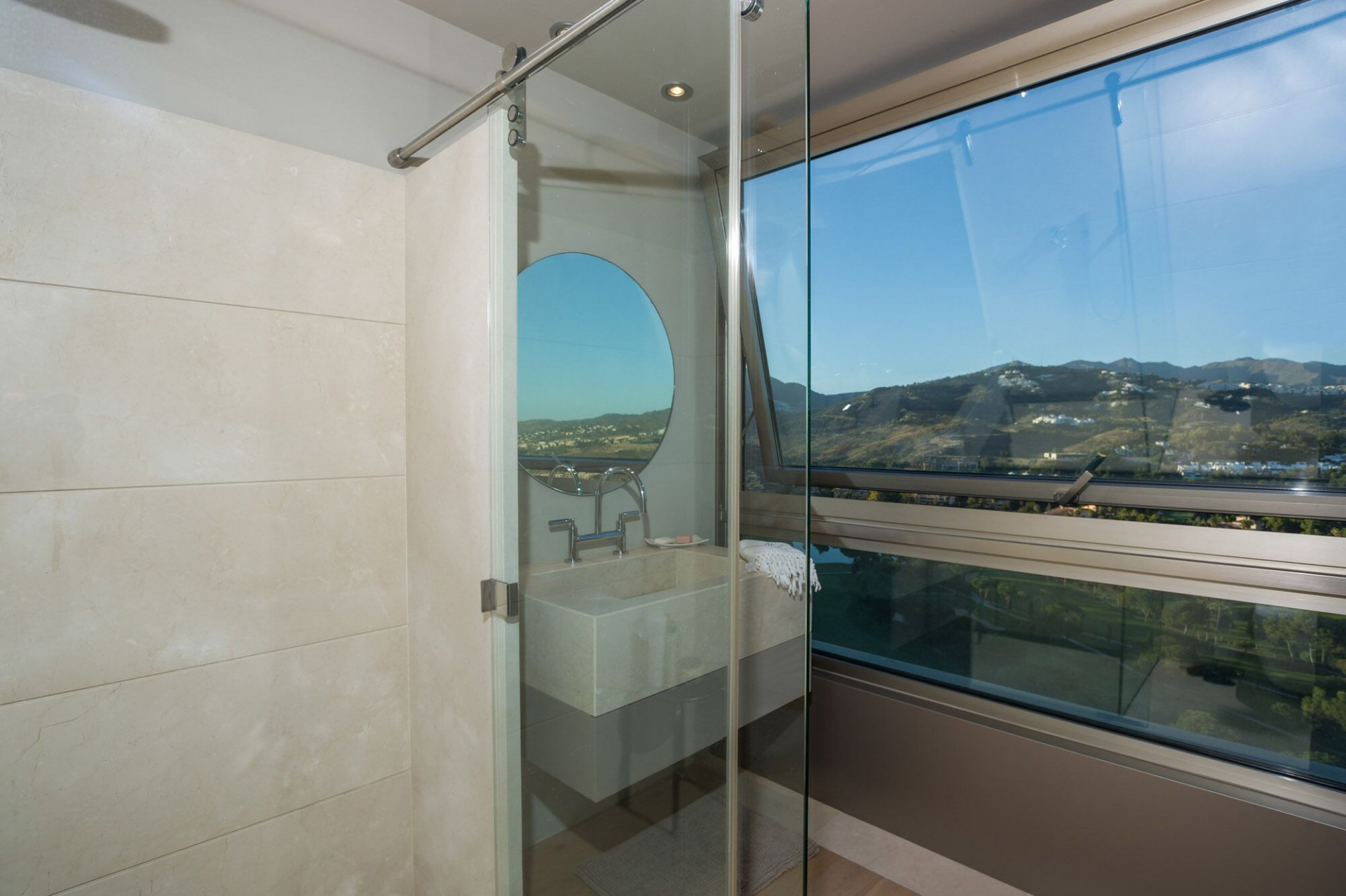 Unique 200 m² flat with panoramic views of the sea and golf course