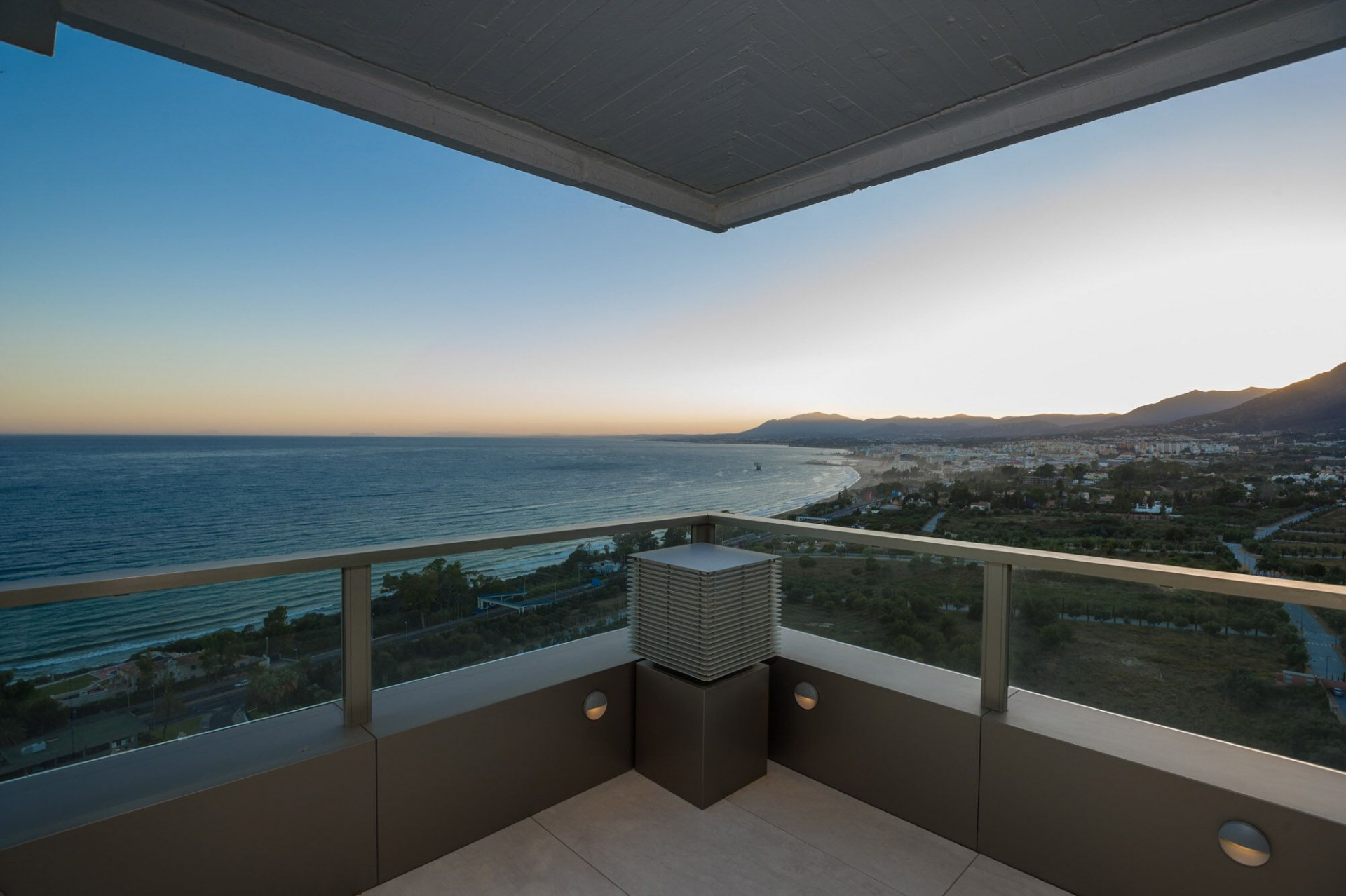 Unique 200 m² flat with panoramic views of the sea and golf course