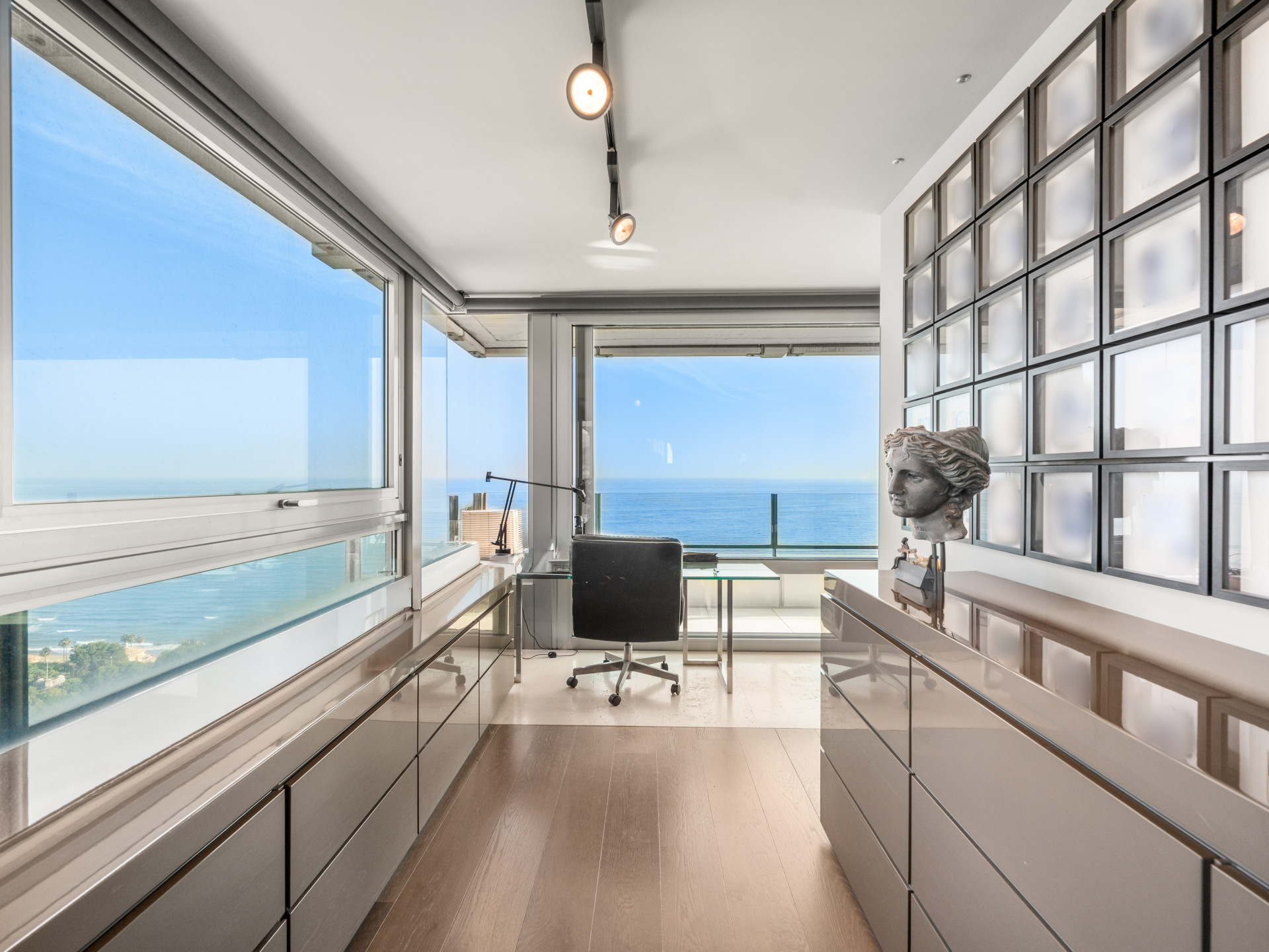 Splendid contemporary penthouse with stunning sea views