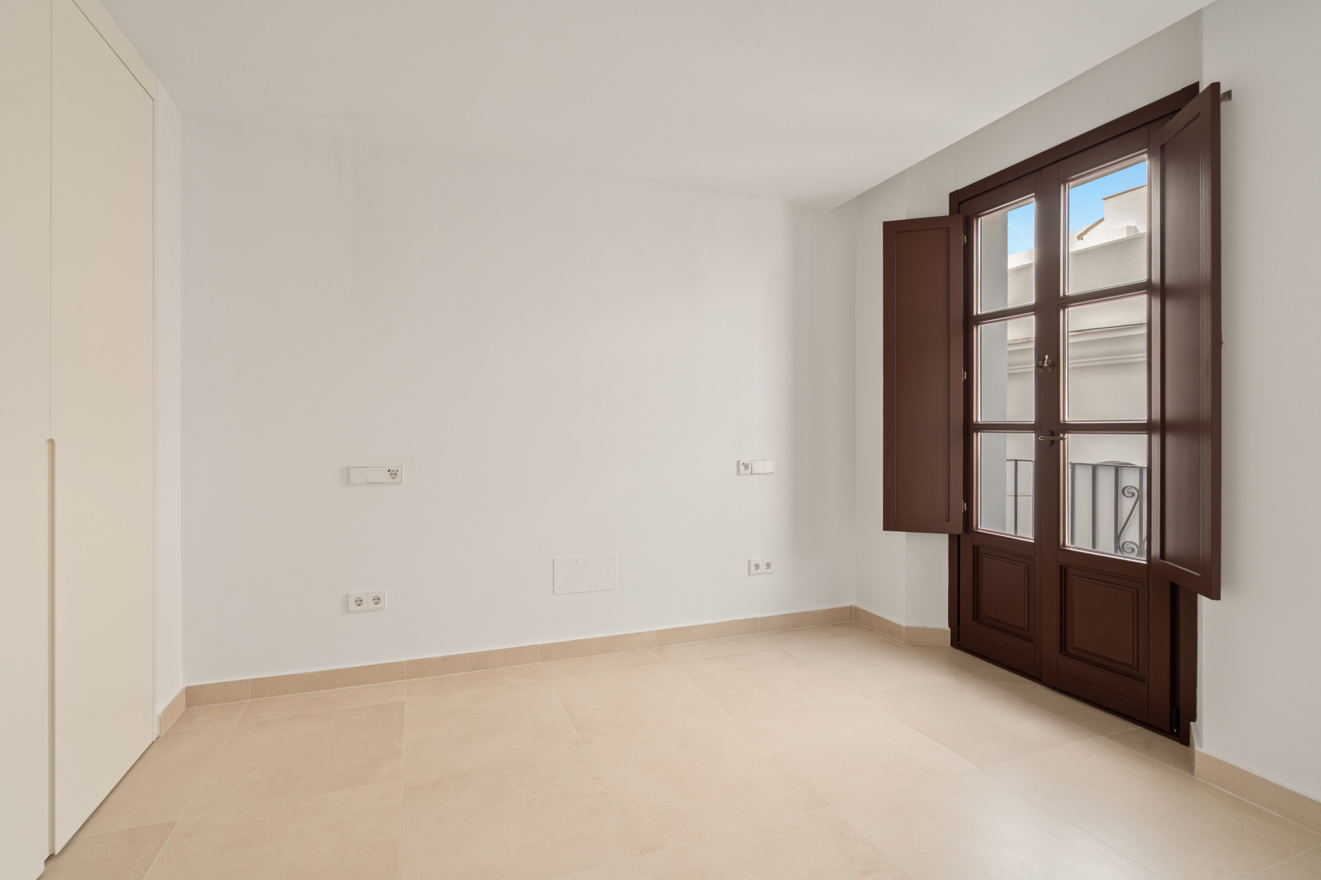 Beautifully Renovated 3-Bedroom Townhouse with Private Rooftop Solarium – Estepona Old Town, Just 80 Metres from the Beach — photo 11
