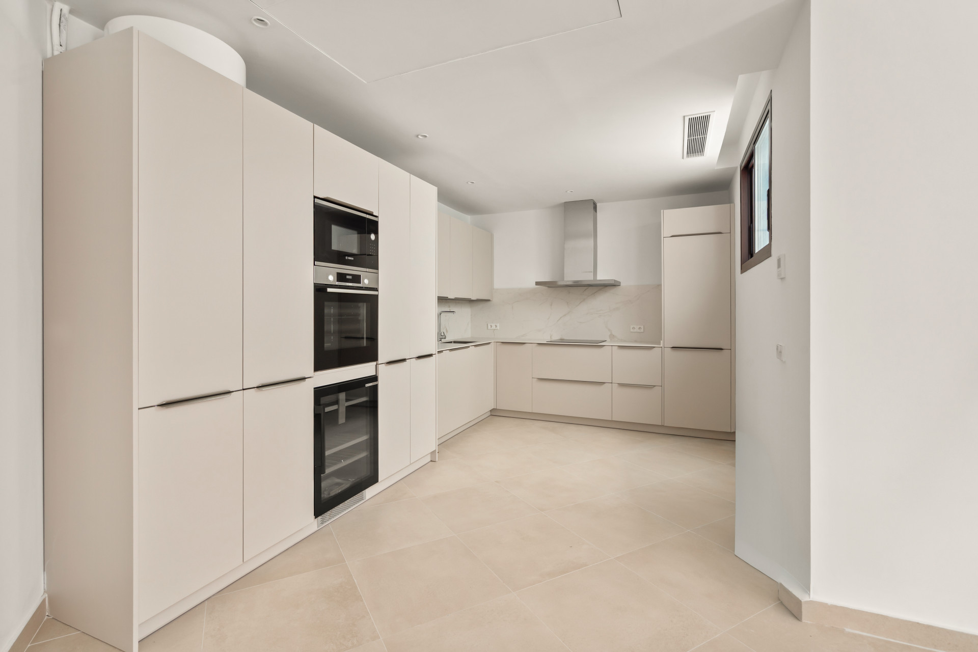 Beautifully Renovated 3-Bedroom Townhouse with Private Rooftop Solarium – Estepona Old Town, Just 80 Metres from the Beach — photo 4