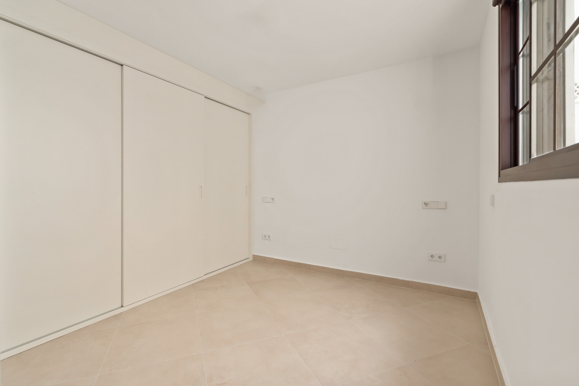 Beautifully Renovated 3-Bedroom Townhouse with Private Rooftop Solarium – Estepona Old Town, Just 80 Metres from the Beach — photo 8
