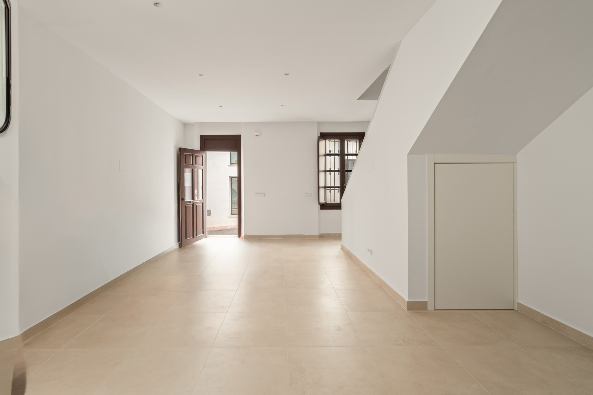 Beautifully Renovated 3-Bedroom Townhouse with Private Rooftop Solarium – Estepona Old Town, Just 80 Metres from the Beach — photo 3