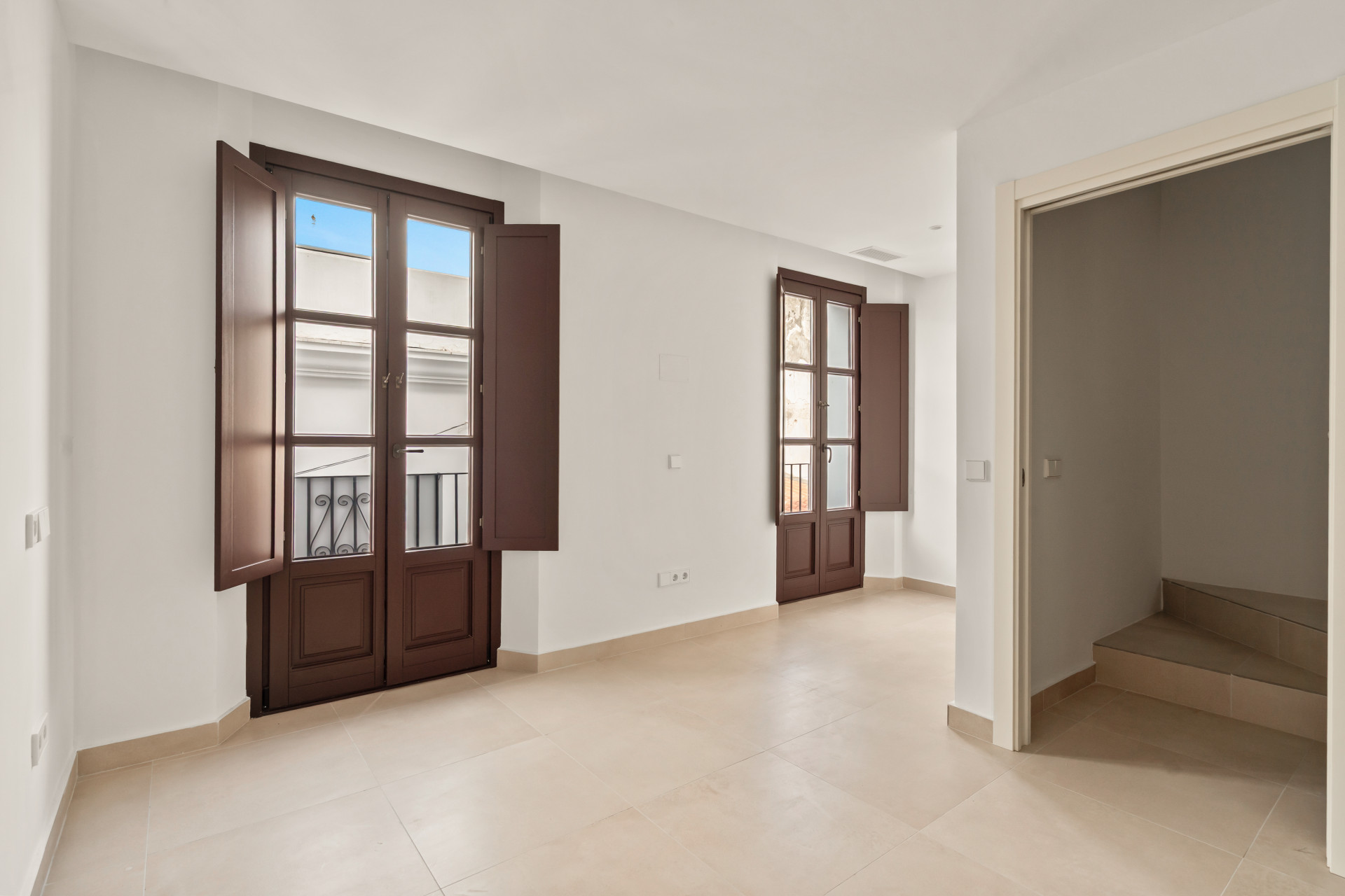 Beautifully Renovated 3-Bedroom Townhouse with Private Rooftop Solarium – Estepona Old Town, Just 80 Metres from the Beach — photo 5
