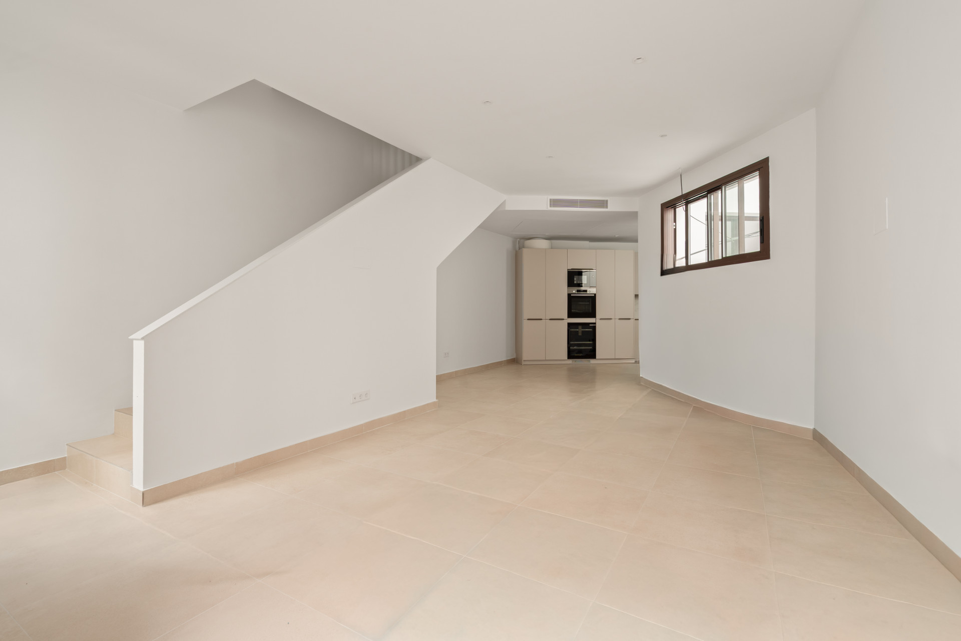 Beautifully Renovated 3-Bedroom Townhouse with Private Rooftop Solarium – Estepona Old Town, Just 80 Metres from the Beach — photo 2