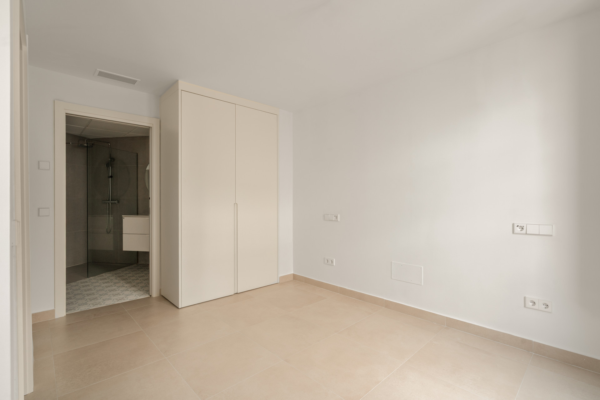 Beautifully Renovated 3-Bedroom Townhouse with Private Rooftop Solarium – Estepona Old Town, Just 80 Metres from the Beach — photo 6