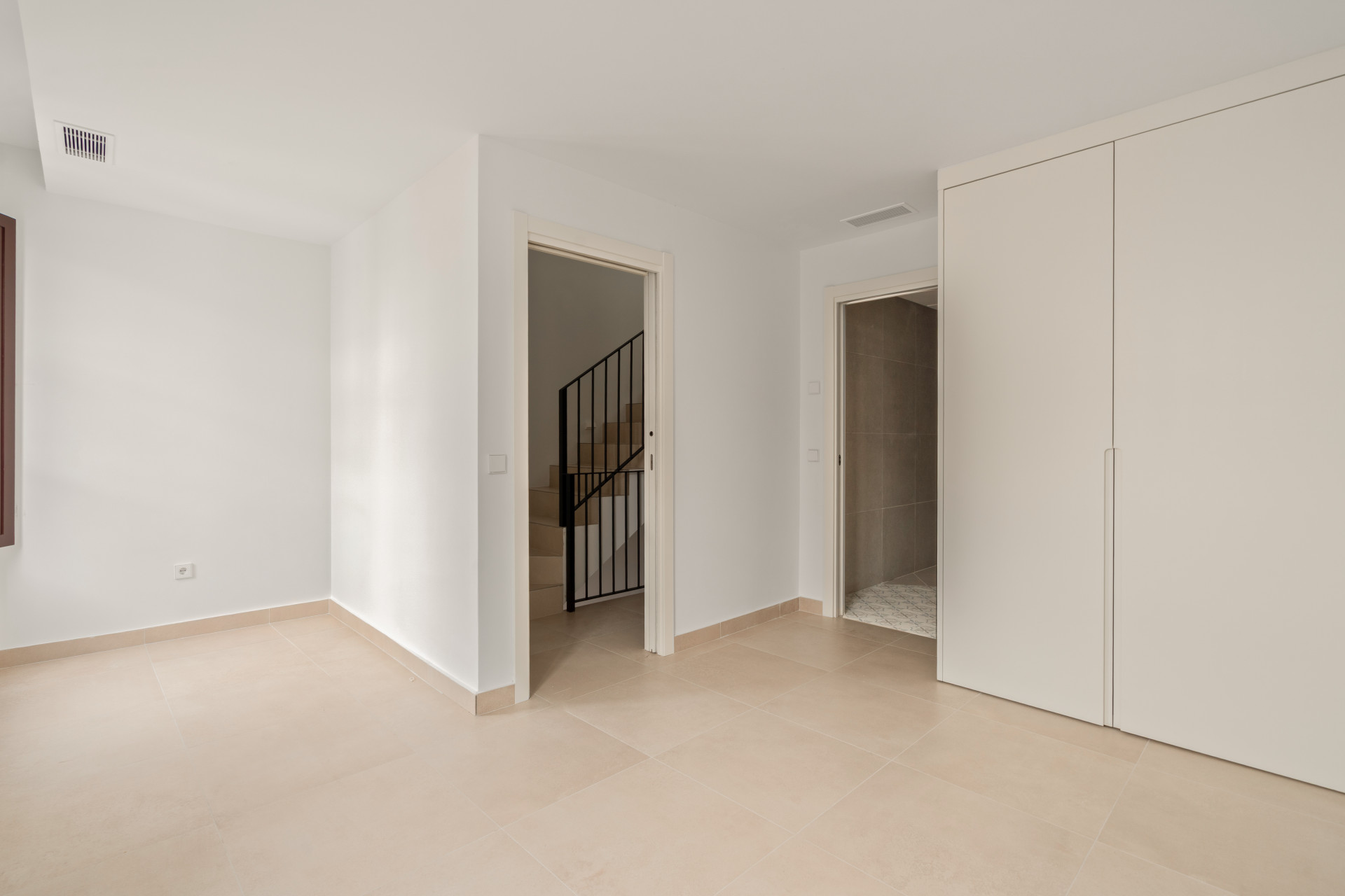 Beautifully Renovated 3-Bedroom Townhouse with Private Rooftop Solarium – Estepona Old Town, Just 80 Metres from the Beach — photo 12