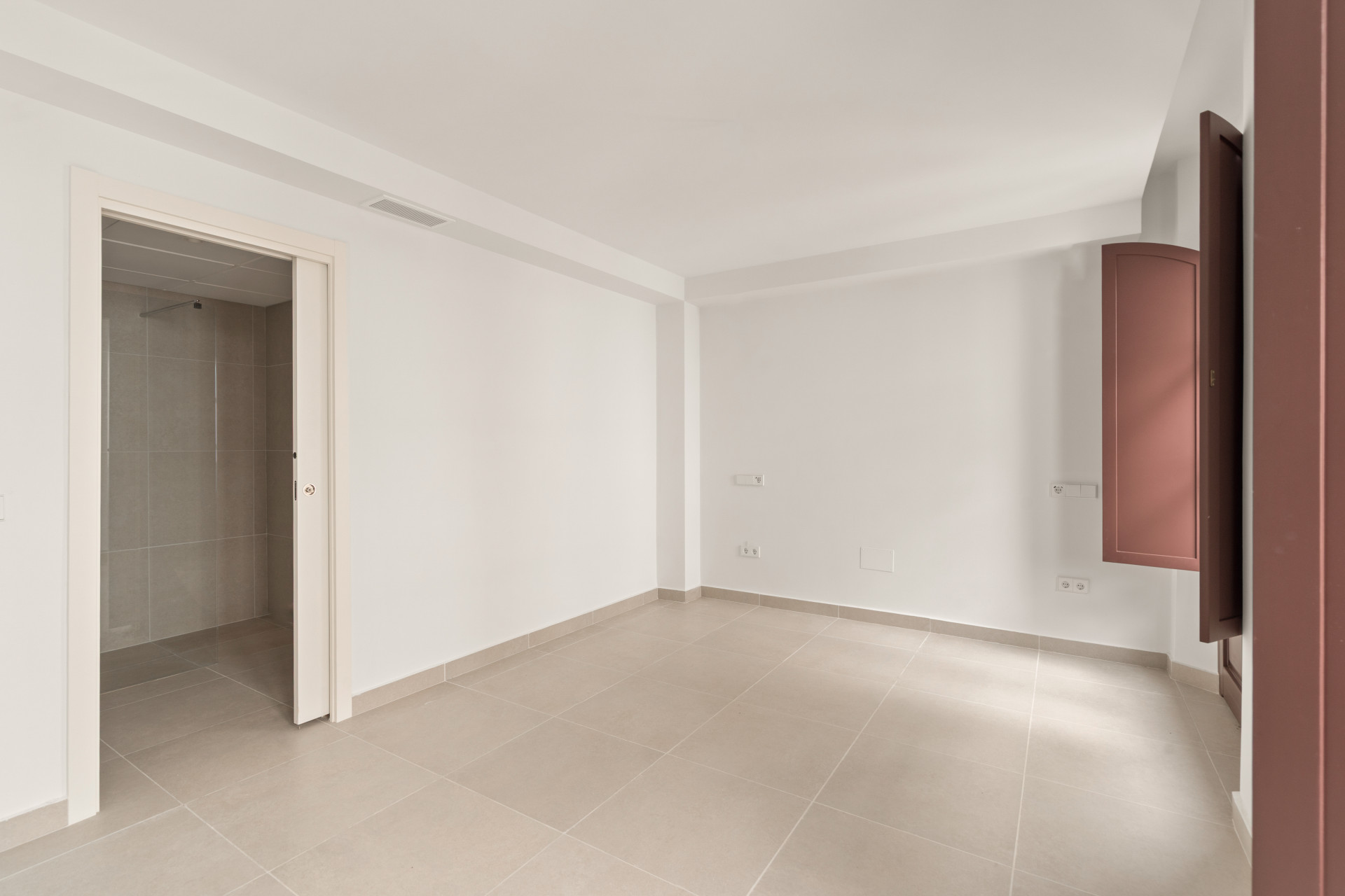 Beautifully Renovated 3-Bedroom Townhouse with Private Rooftop Solarium – Estepona Old Town, Just 80 Metres from the Beach — photo 8