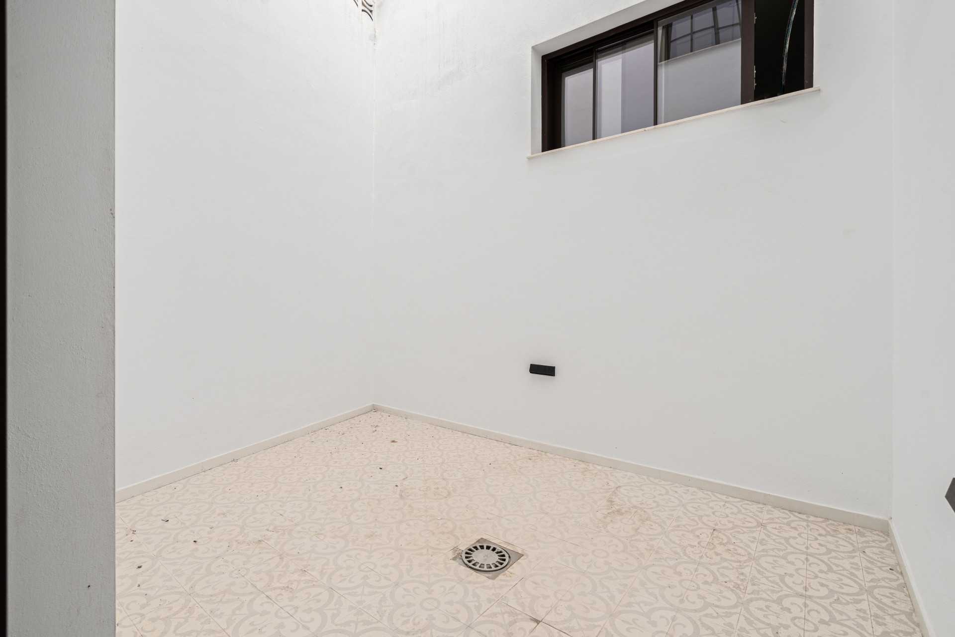 Beautifully Renovated 3-Bedroom Townhouse with Private Rooftop Solarium – Estepona Old Town, Just 80 Metres from the Beach — photo 4