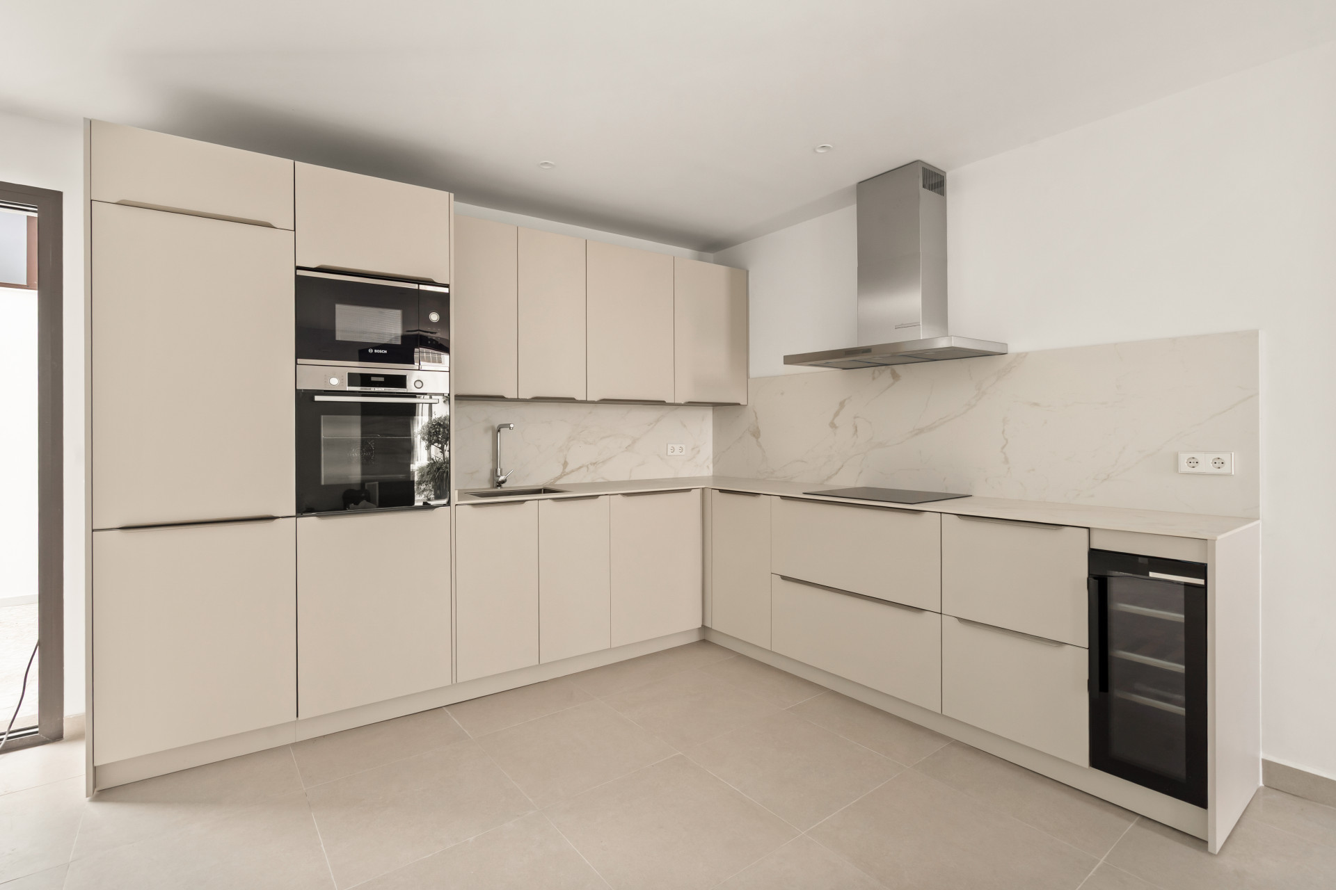 Beautifully Renovated 3-Bedroom Townhouse with Private Rooftop Solarium – Estepona Old Town, Just 80 Metres from the Beach — photo 6