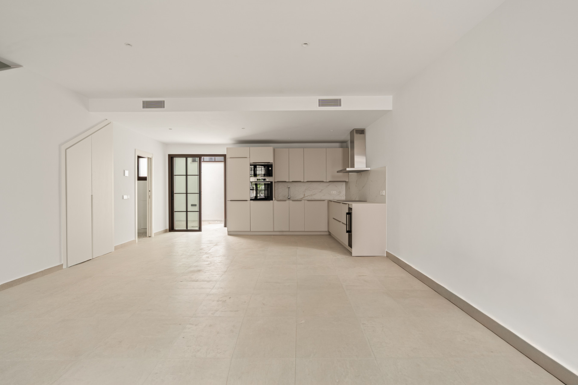 Beautifully Renovated 3-Bedroom Townhouse with Private Rooftop Solarium – Estepona Old Town, Just 80 Metres from the Beach — photo 2
