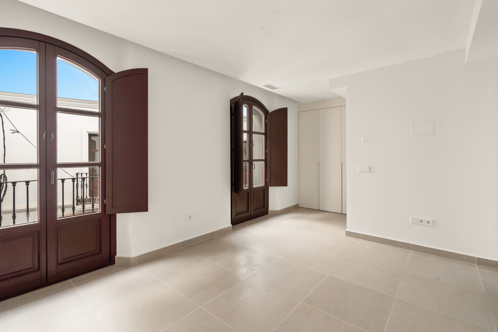 Beautifully Renovated 3-Bedroom Townhouse with Private Rooftop Solarium – Estepona Old Town, Just 80 Metres from the Beach — photo 7