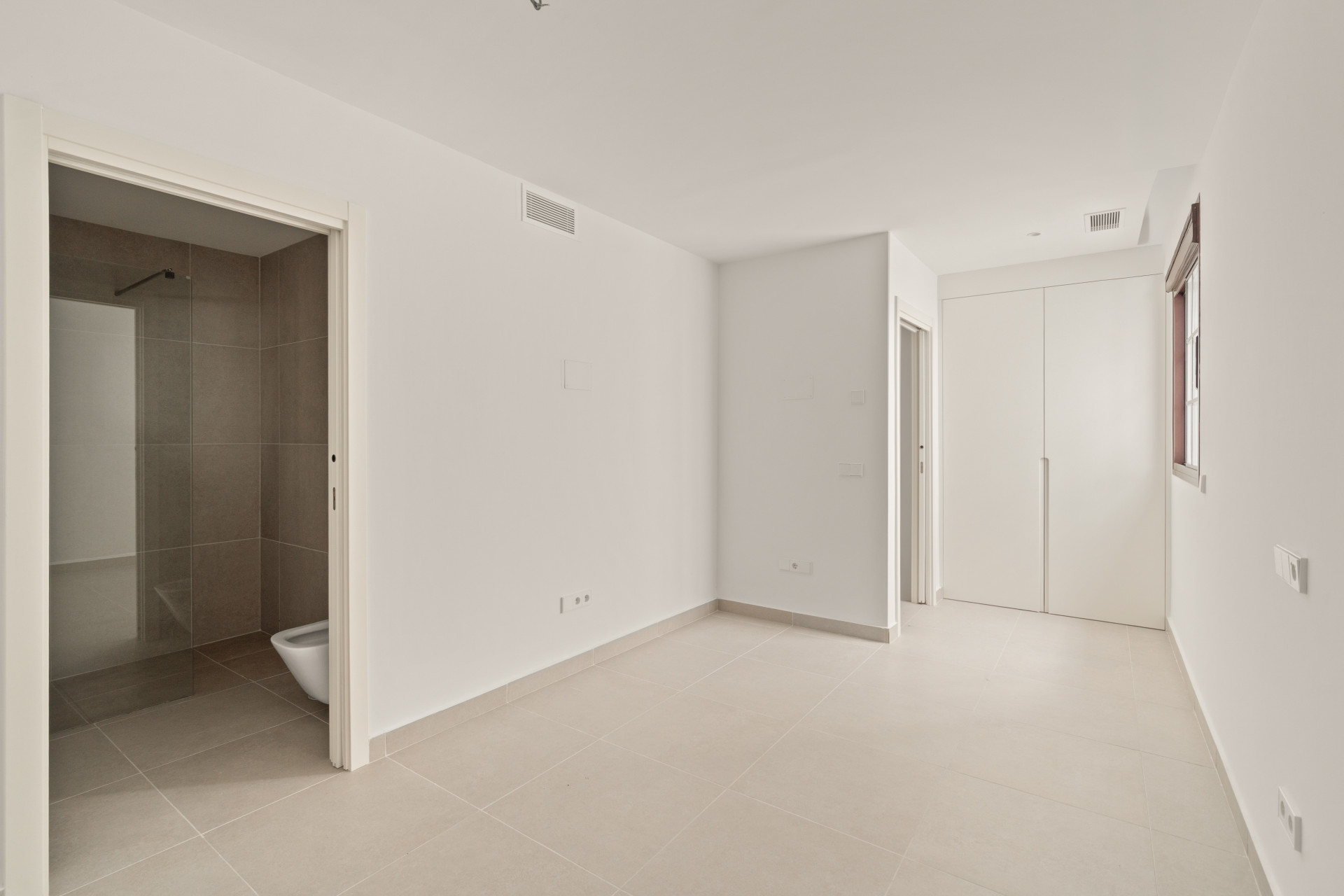 Beautifully Renovated 3-Bedroom Townhouse with Private Rooftop Solarium – Estepona Old Town, Just 80 Metres from the Beach — photo 10