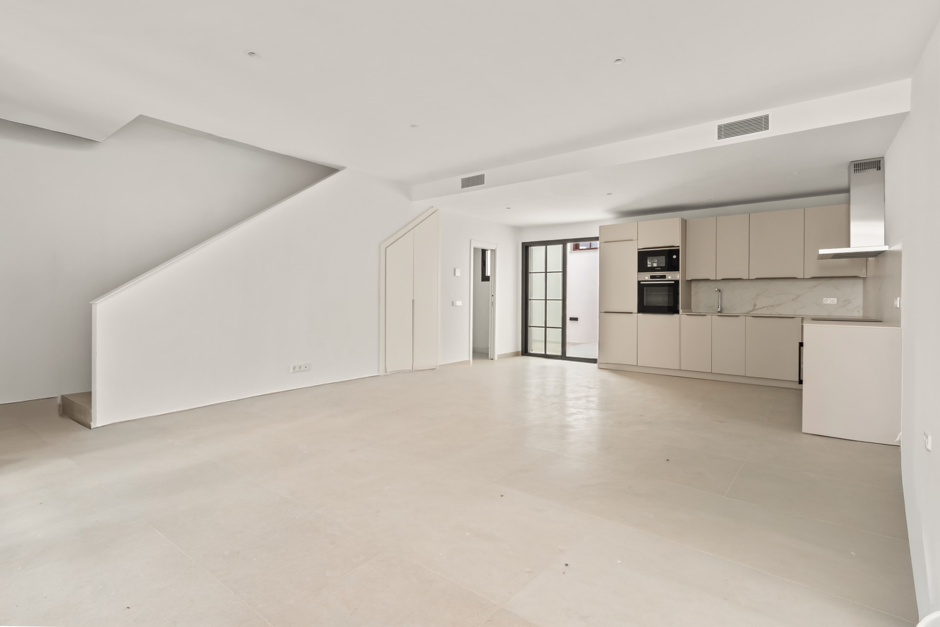 Beautifully Renovated 3-Bedroom Townhouse with Private Rooftop Solarium – Estepona Old Town, Just 80 Metres from the Beach — photo 3