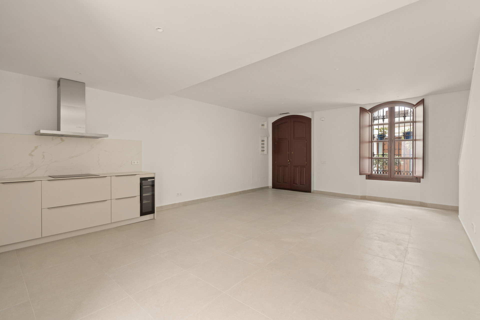 Beautifully Renovated 3-Bedroom Townhouse with Private Rooftop Solarium – Estepona Old Town, Just 80 Metres from the Beach — photo 5