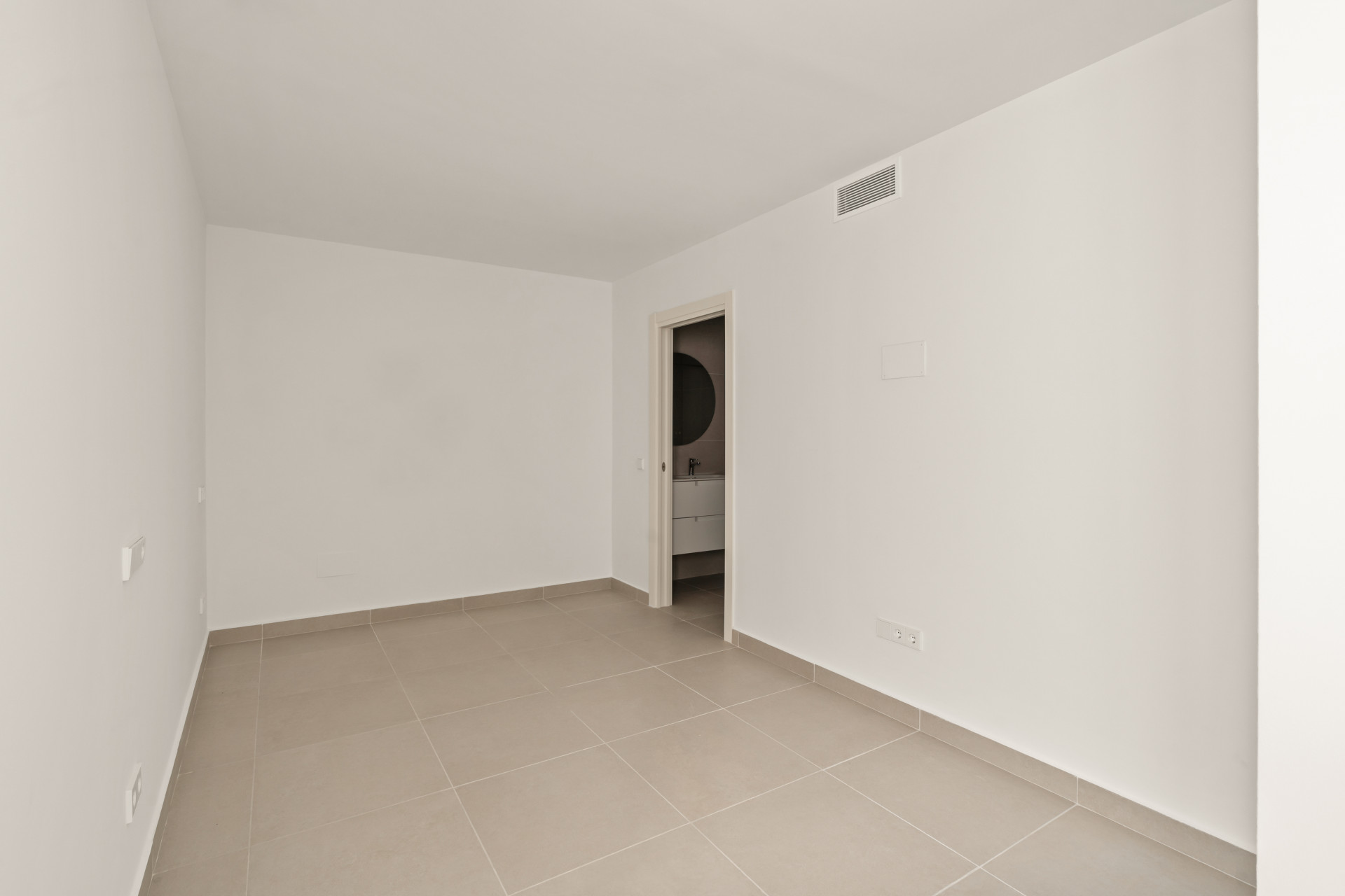 Beautifully Renovated 3-Bedroom Townhouse with Private Rooftop Solarium – Estepona Old Town, Just 80 Metres from the Beach — photo 9