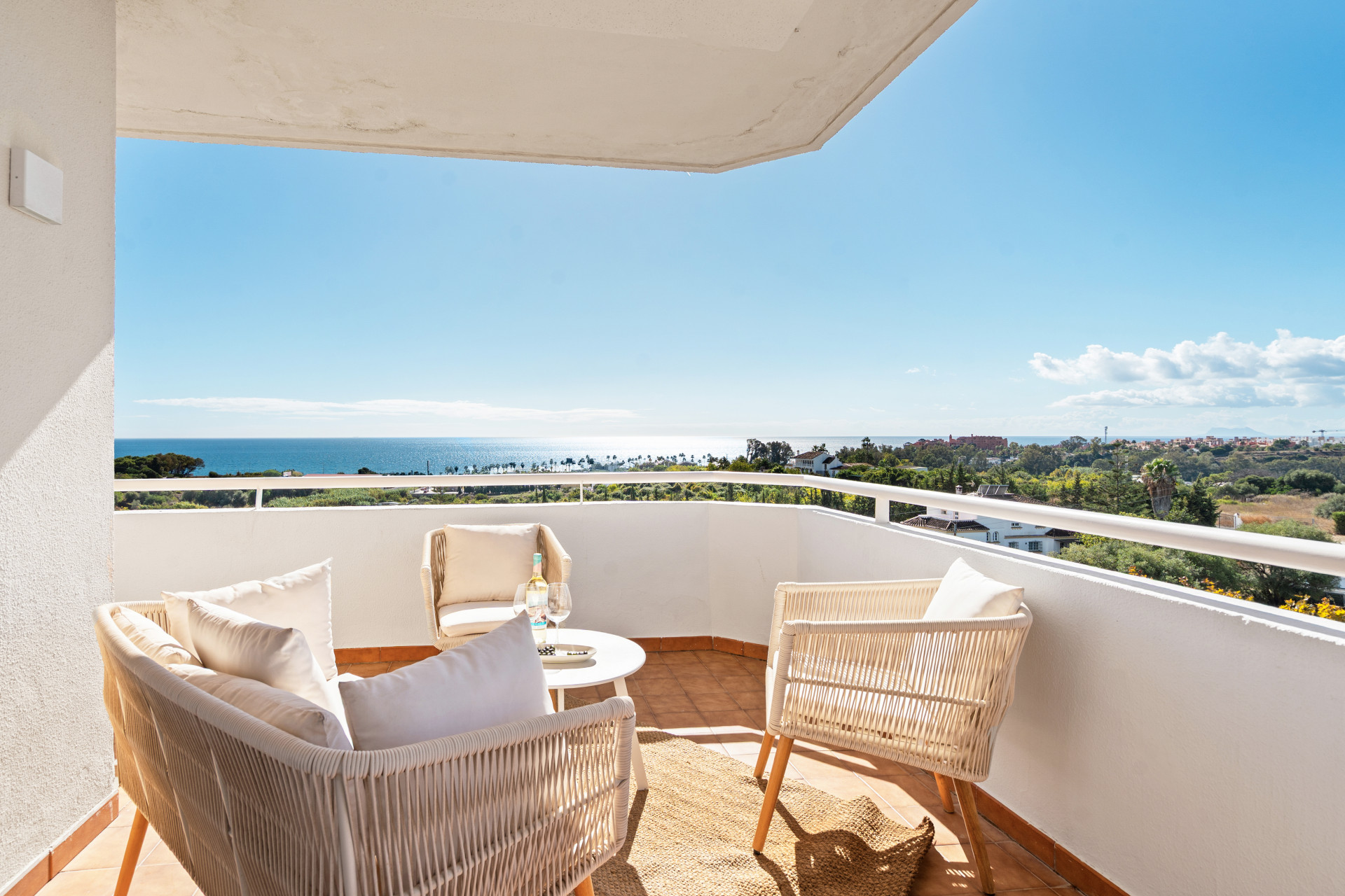 Furnished 1-bedroom apartment with 21 m² terrace and tourist licence, 1 km from the beach | Las Lomas, Estepona — photo 4