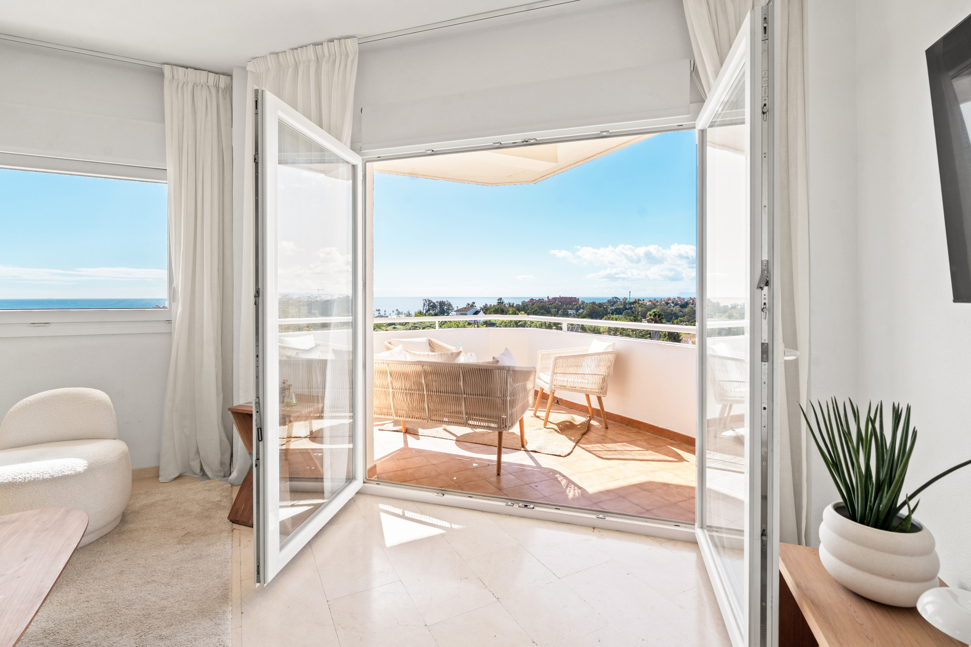 Furnished 1-bedroom apartment with 21 m² terrace and tourist licence, 1 km from the beach | Las Lomas, Estepona — photo 3