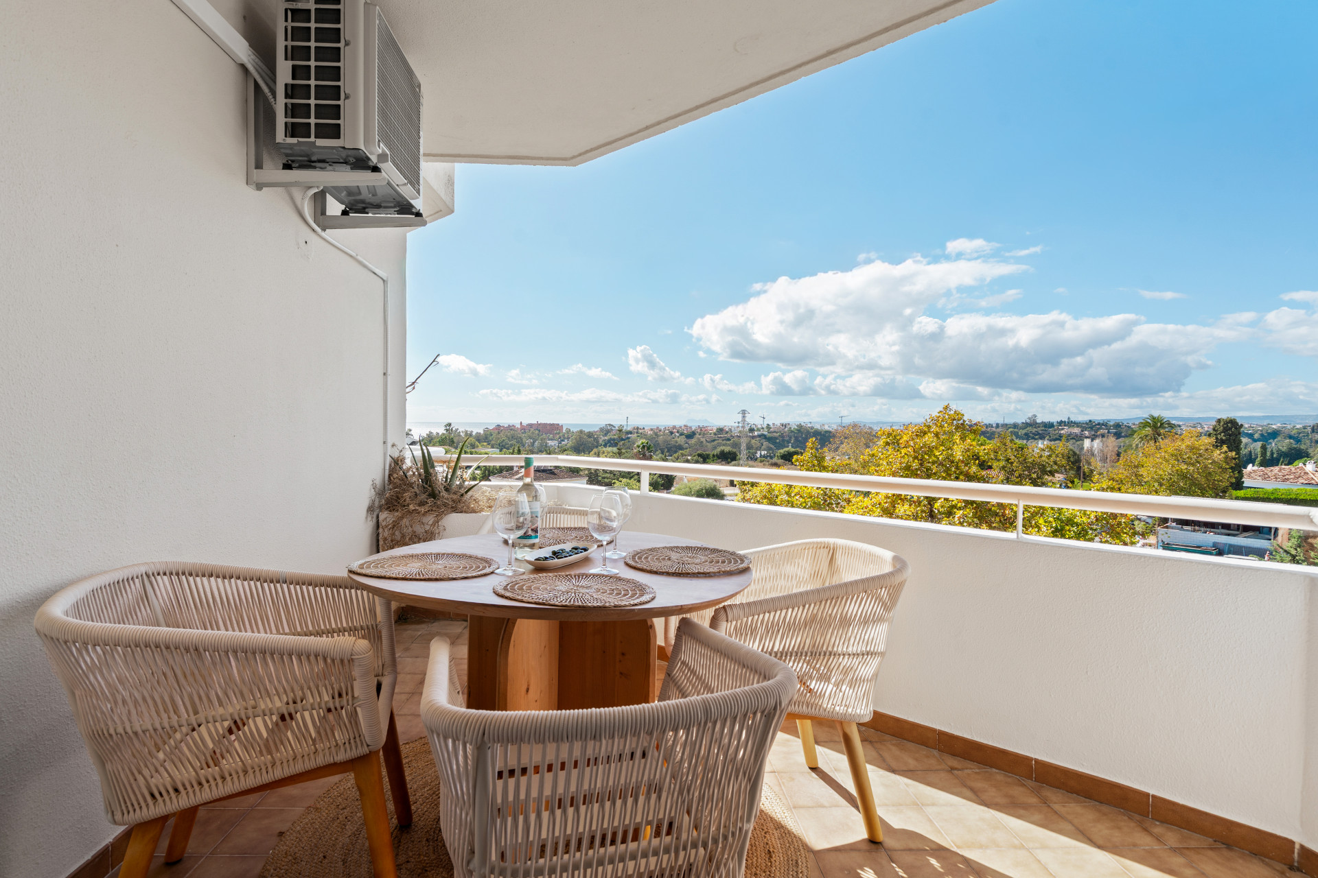 Furnished 1-bedroom apartment with 21 m² terrace and tourist licence, 1 km from the beach | Las Lomas, Estepona — photo 2