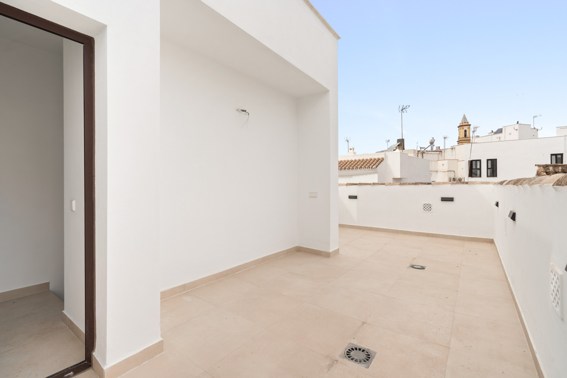 Beautifully Renovated 3-Bedroom Townhouse with Private Rooftop Solarium – Estepona Old Town, Just 80 Metres from the Beach — photo 12