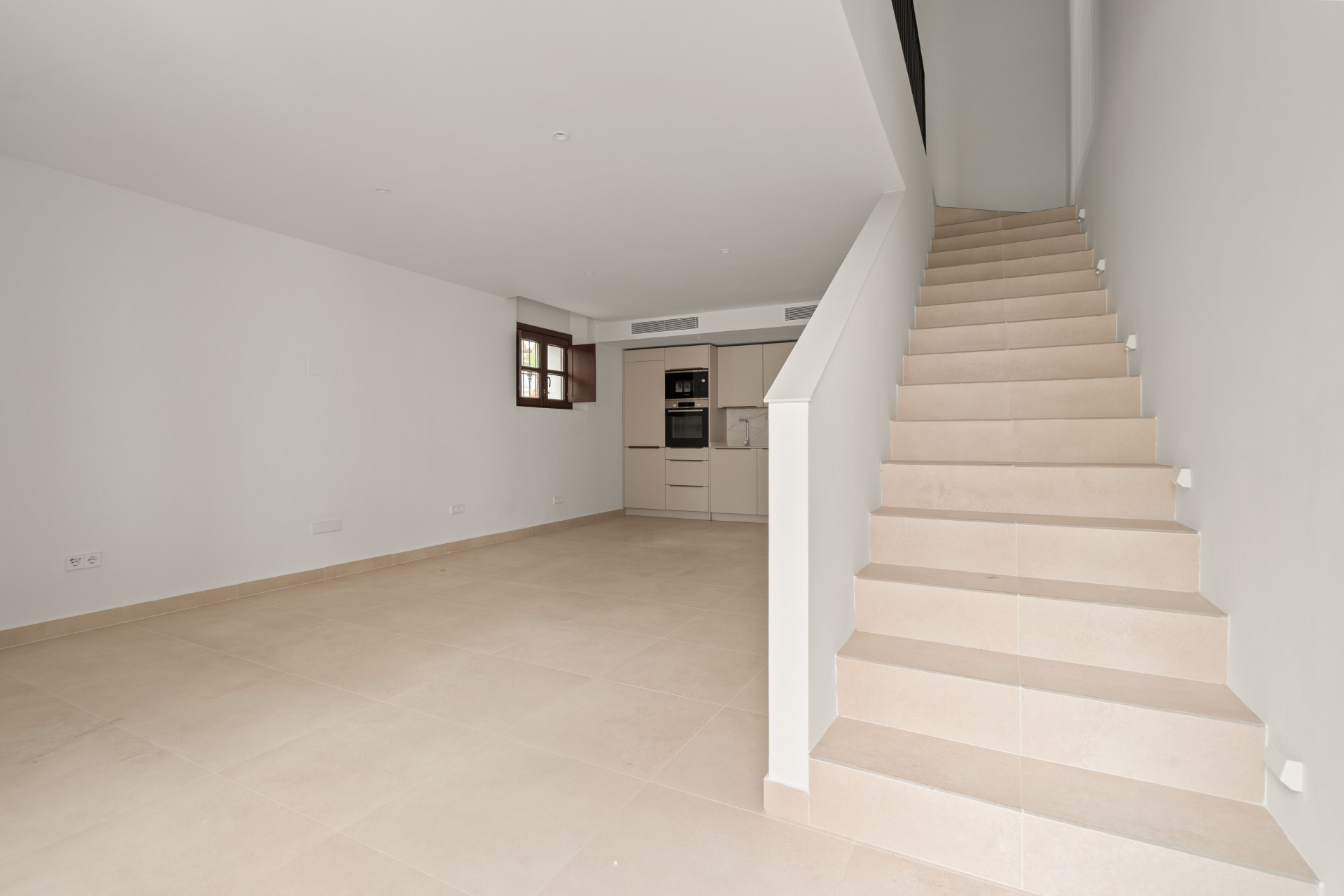 Beautifully Renovated 3-Bedroom Townhouse with Private Rooftop Solarium – Estepona Old Town, Just 80 Metres from the Beach — photo 5