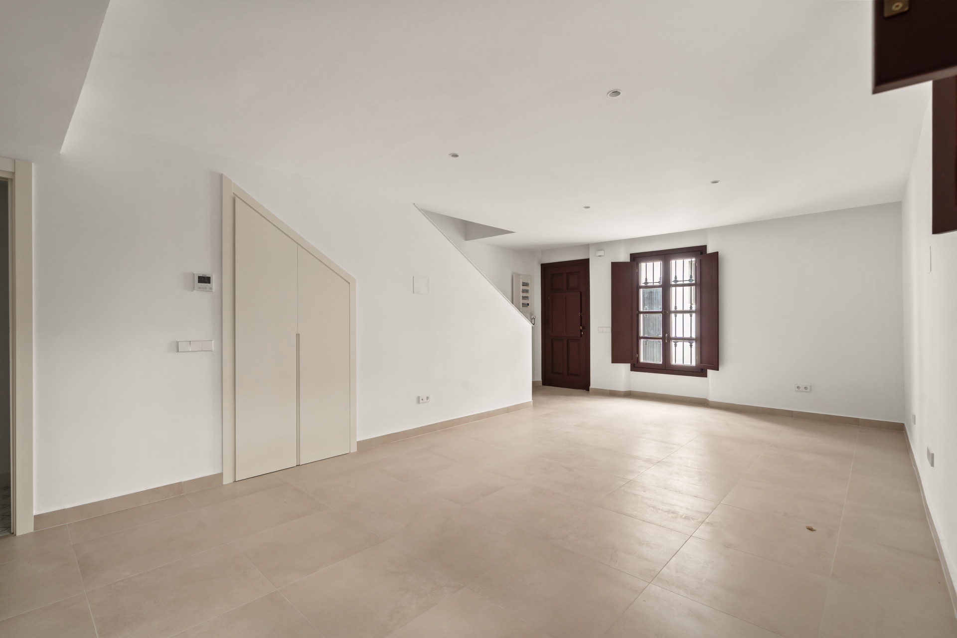 Beautifully Renovated 3-Bedroom Townhouse with Private Rooftop Solarium – Estepona Old Town, Just 80 Metres from the Beach — photo 4