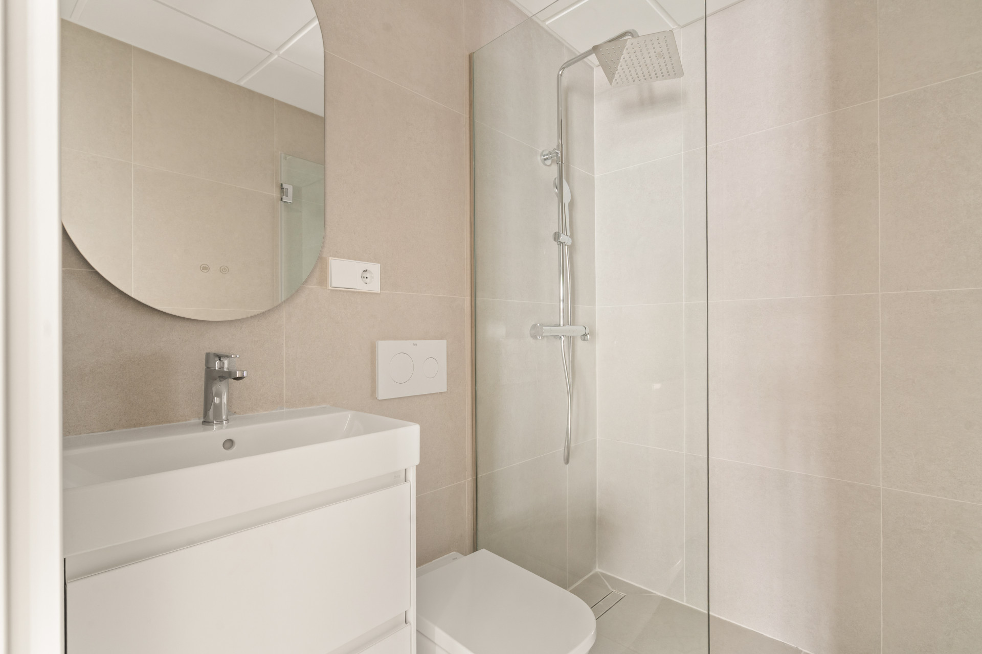 Beautifully Renovated 3-Bedroom Townhouse with Private Rooftop Solarium – Estepona Old Town, Just 80 Metres from the Beach — photo 8