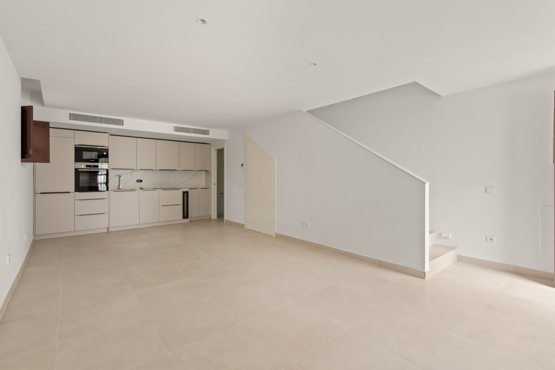 Beautifully Renovated 3-Bedroom Townhouse with Private Rooftop Solarium – Estepona Old Town, Just 80 Metres from the Beach — photo 3