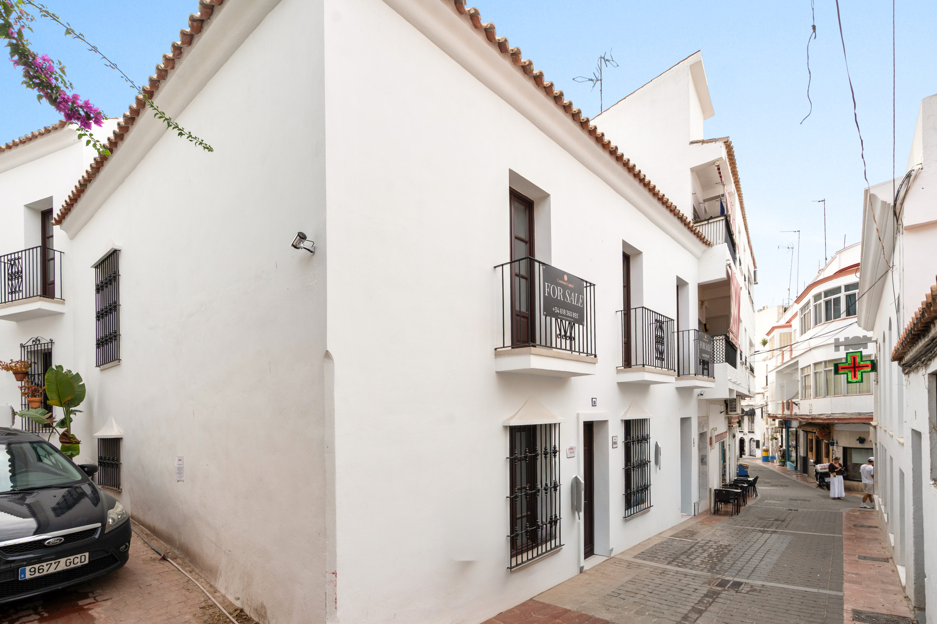 Beautifully Renovated 3-Bedroom Townhouse with Private Rooftop Solarium – Estepona Old Town, Just 80 Metres from the Beach