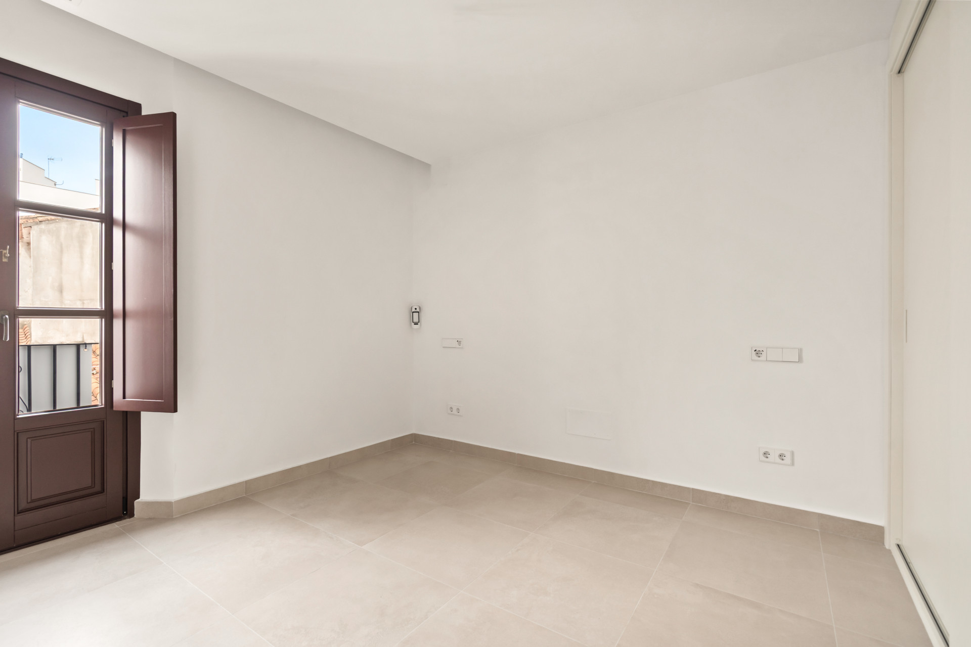 Beautifully Renovated 3-Bedroom Townhouse with Private Rooftop Solarium – Estepona Old Town, Just 80 Metres from the Beach — photo 9