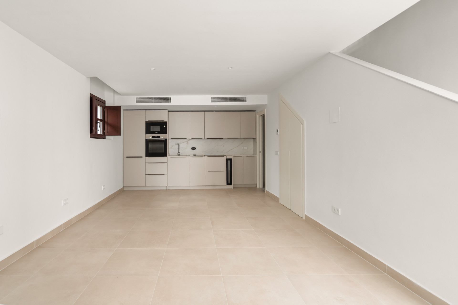 Beautifully Renovated 3-Bedroom Townhouse with Private Rooftop Solarium – Estepona Old Town, Just 80 Metres from the Beach — photo 2