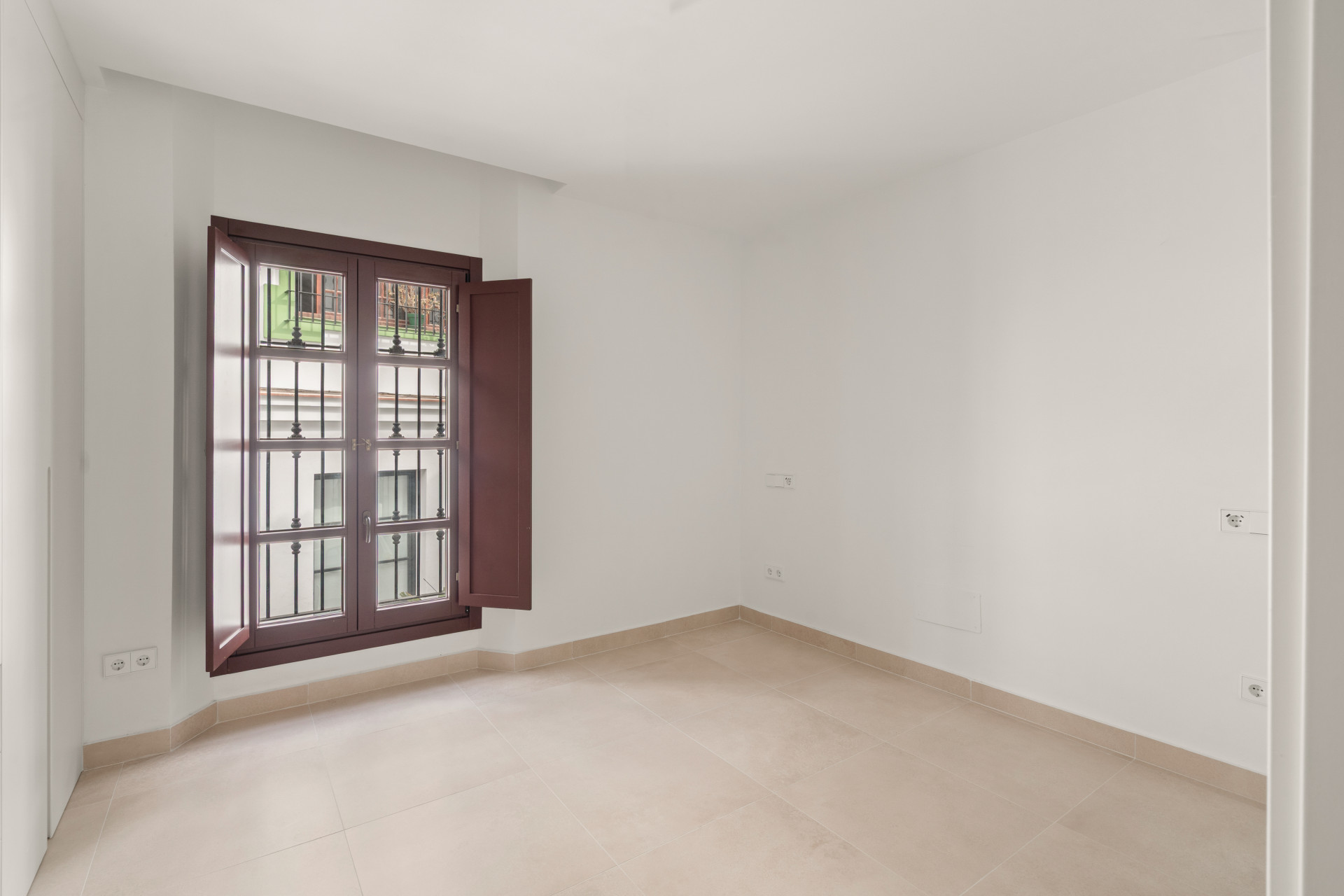 Beautifully Renovated 3-Bedroom Townhouse with Private Rooftop Solarium – Estepona Old Town, Just 80 Metres from the Beach — photo 6