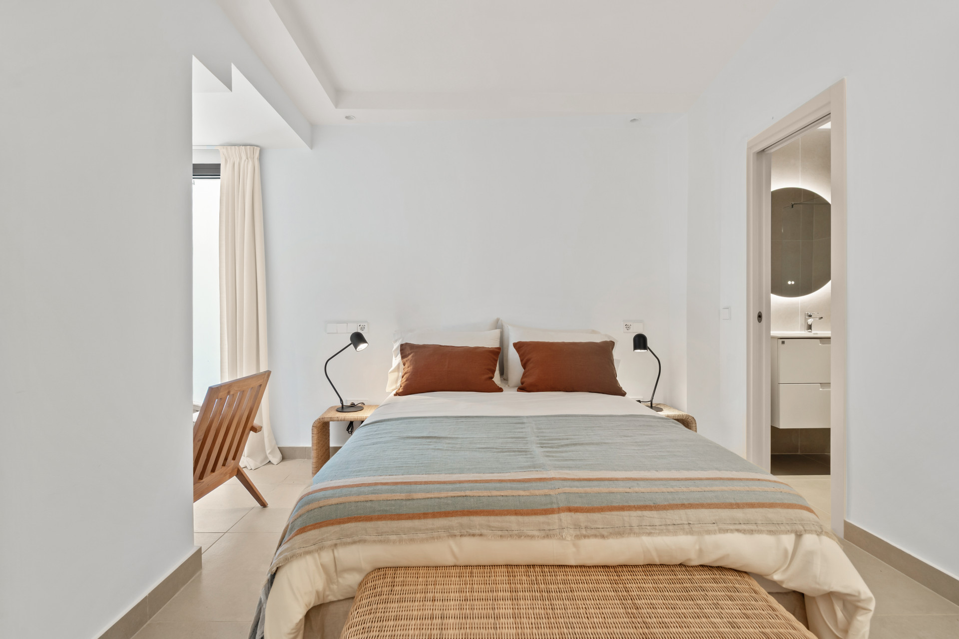 Beautifully Renovated 3-Bedroom Townhouse with Private Rooftop Solarium – Estepona Old Town, Just 80 Metres from the Beach — photo 8