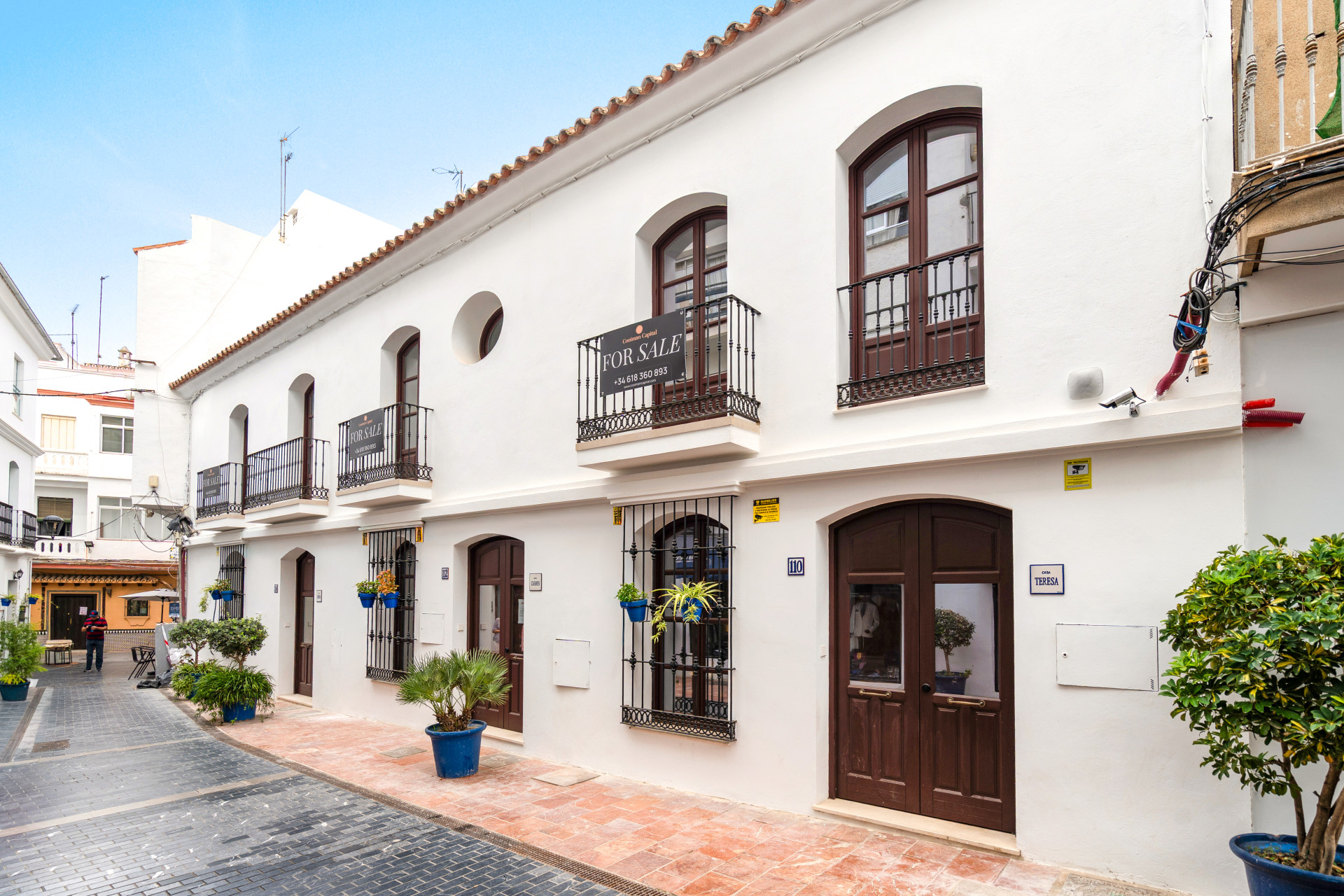 Beautifully Renovated 3-Bedroom Townhouse with Private Rooftop Solarium – Estepona Old Town, Just 80 Metres from the Beach