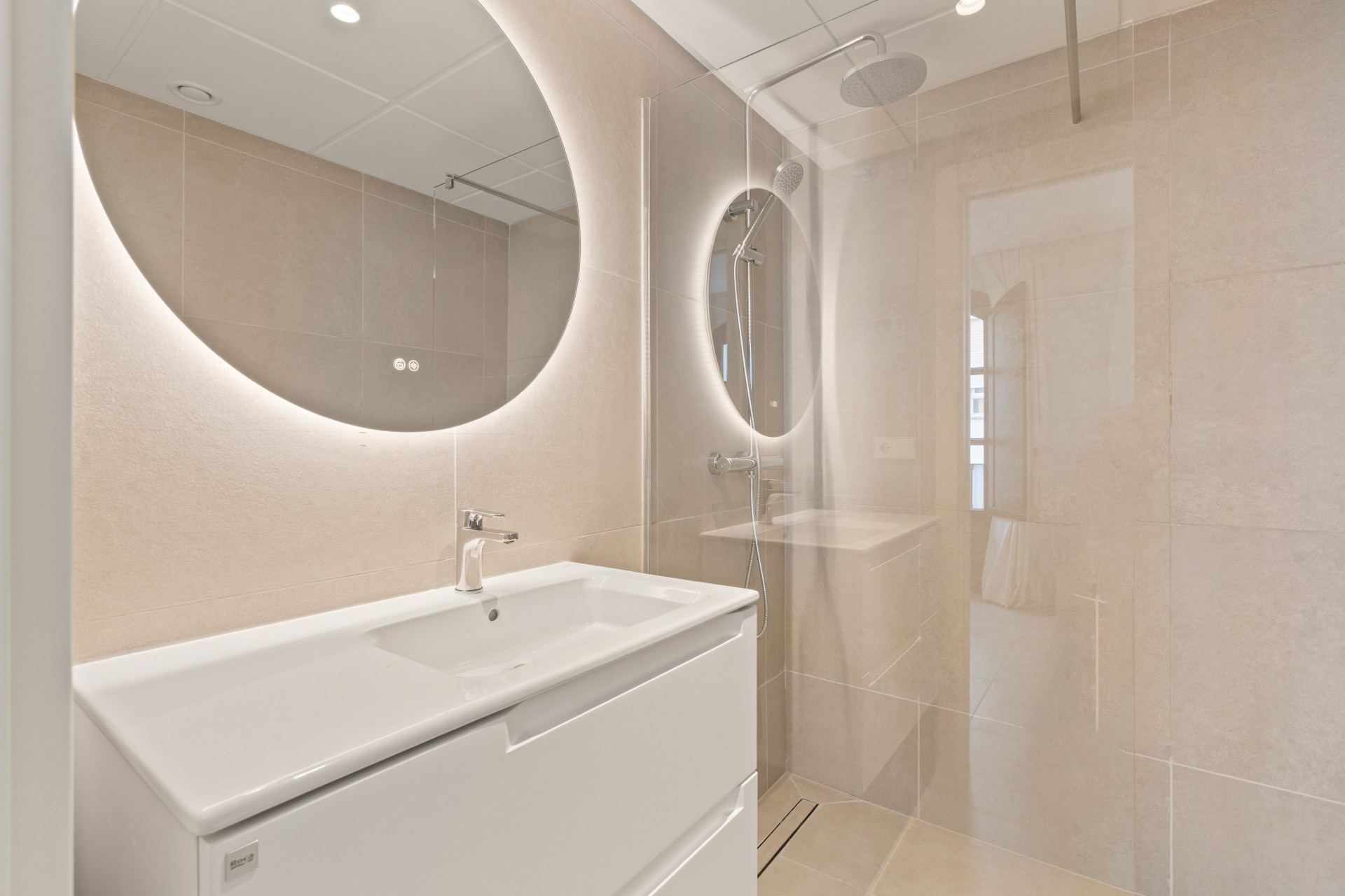 Beautifully Renovated 3-Bedroom Townhouse with Private Rooftop Solarium – Estepona Old Town, Just 80 Metres from the Beach — photo 12