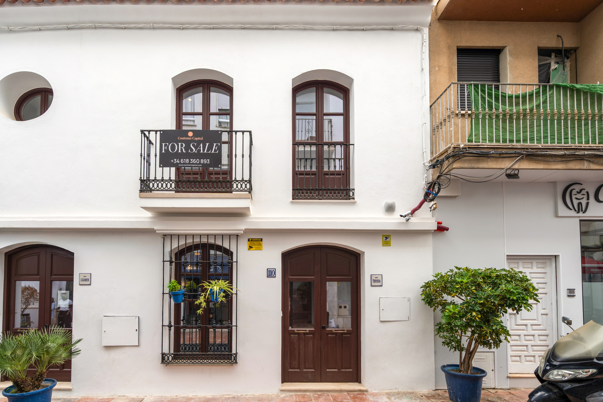 Beautifully Renovated 3-Bedroom Townhouse with Private Rooftop Solarium – Estepona Old Town, Just 80 Metres from the Beach — photo 2