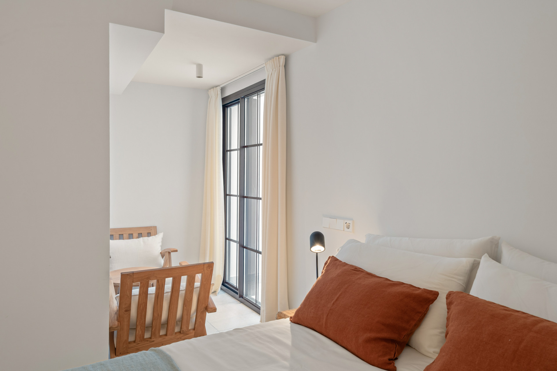 Beautifully Renovated 3-Bedroom Townhouse with Private Rooftop Solarium – Estepona Old Town, Just 80 Metres from the Beach — photo 9