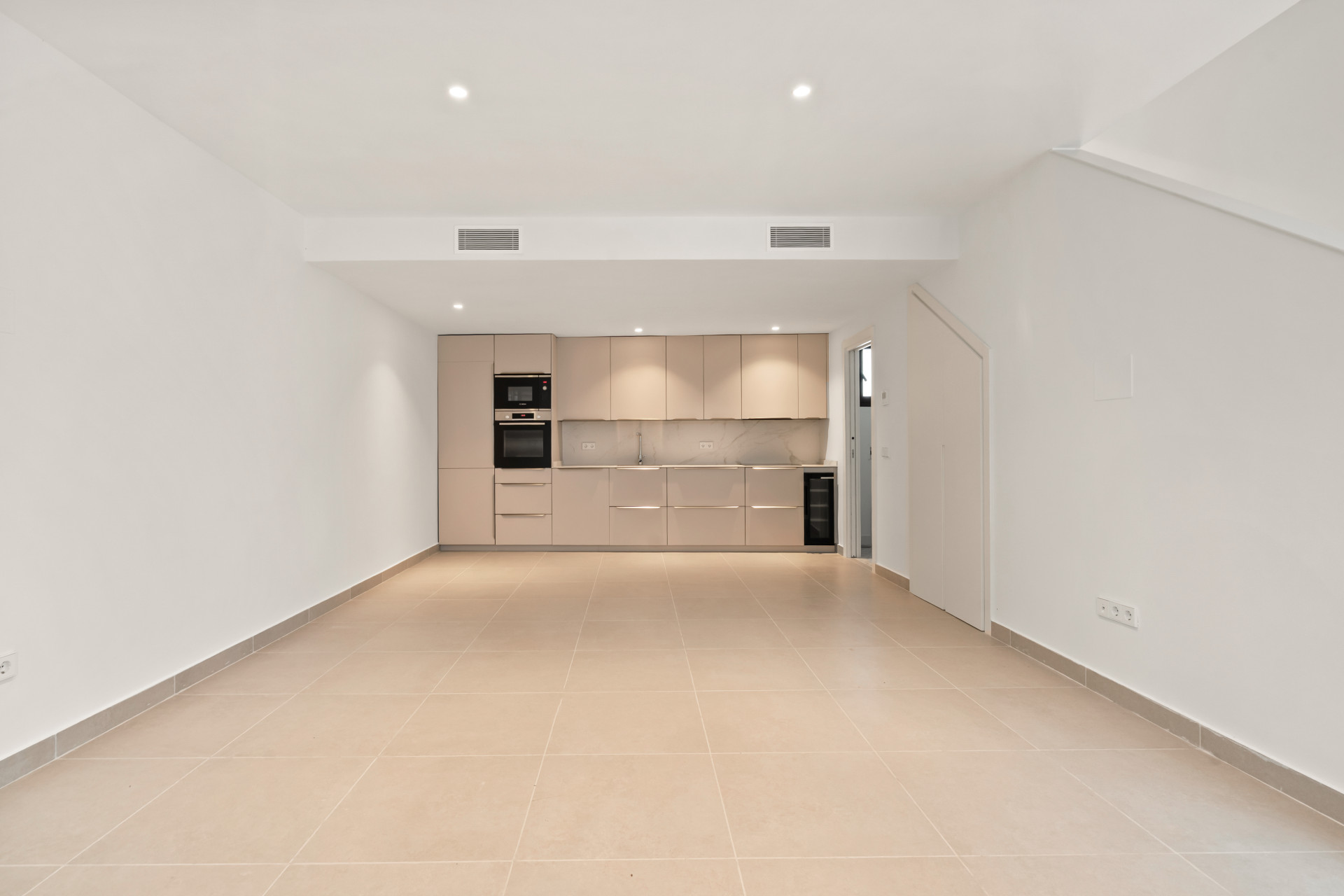 Beautifully Renovated 3-Bedroom Townhouse with Private Rooftop Solarium – Estepona Old Town, Just 80 Metres from the Beach — photo 3