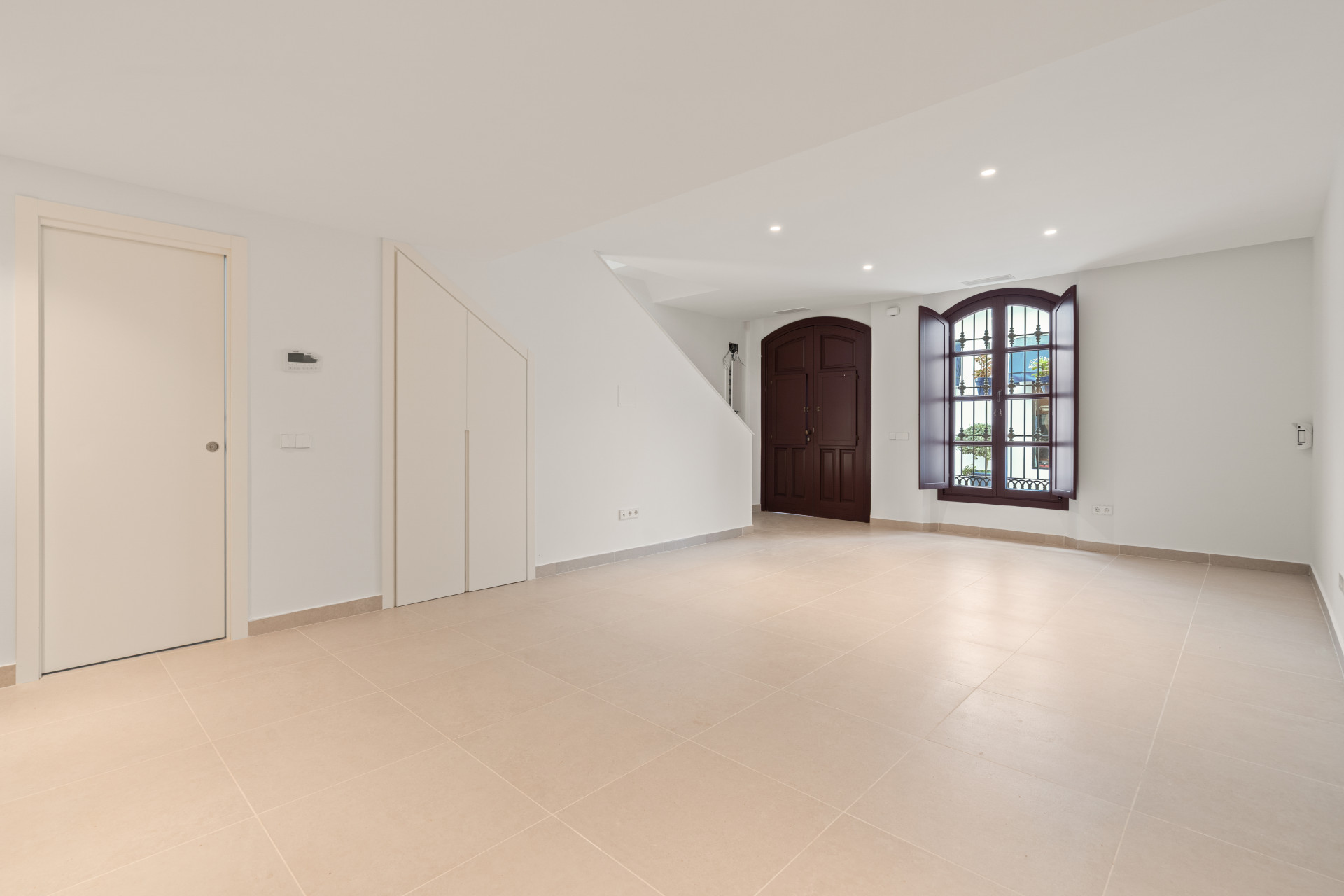 Beautifully Renovated 3-Bedroom Townhouse with Private Rooftop Solarium – Estepona Old Town, Just 80 Metres from the Beach — photo 2