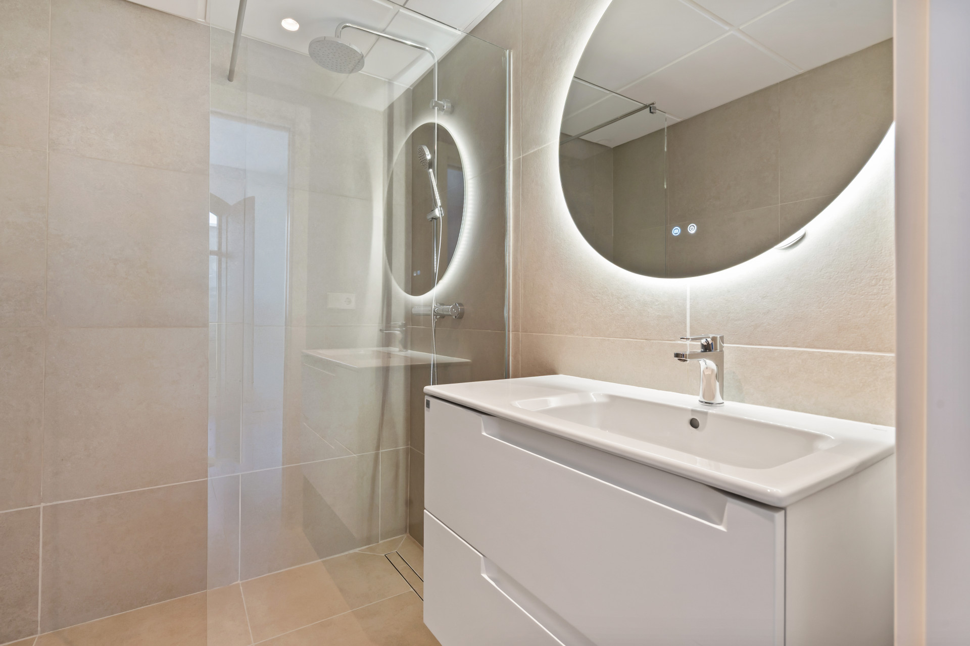 Beautifully Renovated 3-Bedroom Townhouse with Private Rooftop Solarium – Estepona Old Town, Just 80 Metres from the Beach — photo 6