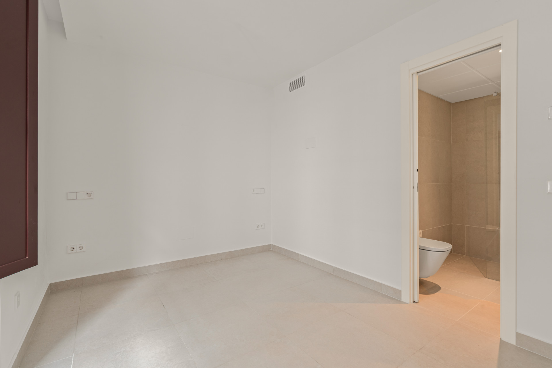 Beautifully Renovated 3-Bedroom Townhouse with Private Rooftop Solarium – Estepona Old Town, Just 80 Metres from the Beach — photo 12
