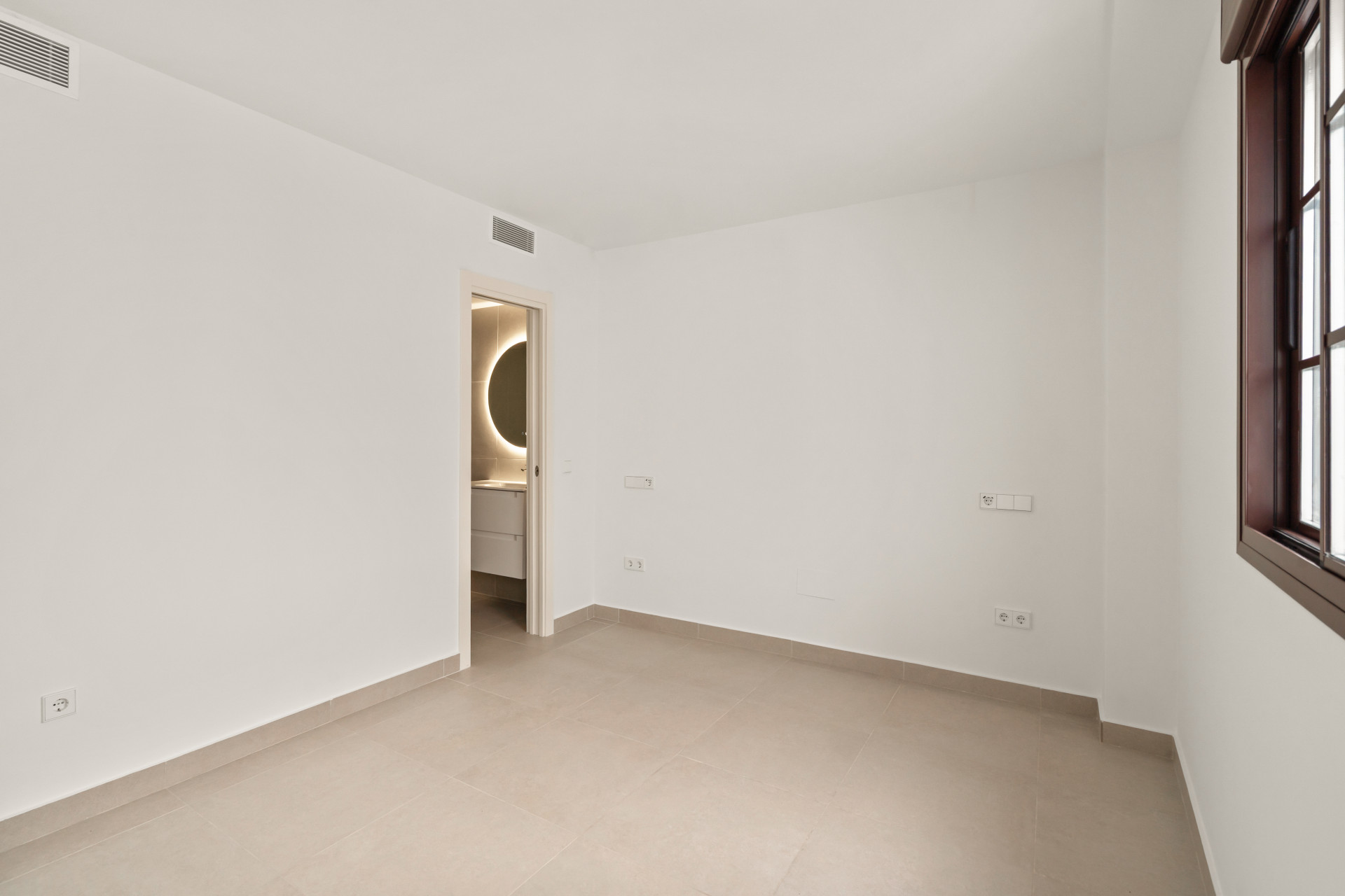 Beautifully Renovated 3-Bedroom Townhouse with Private Rooftop Solarium – Estepona Old Town, Just 80 Metres from the Beach — photo 9