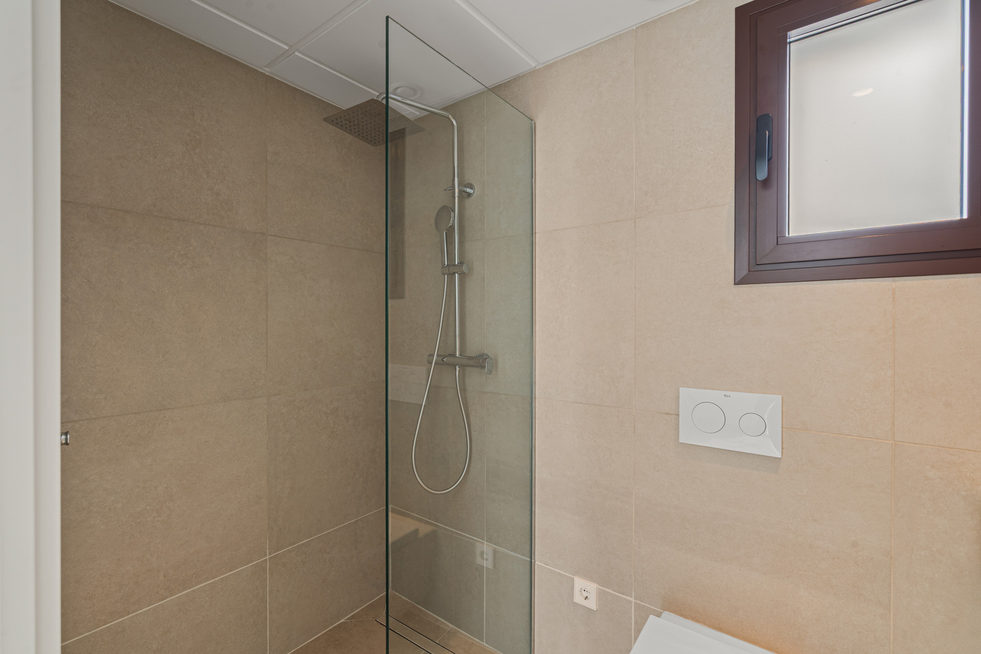 Beautifully Renovated 3-Bedroom Townhouse with Private Rooftop Solarium – Estepona Old Town, Just 80 Metres from the Beach — photo 8